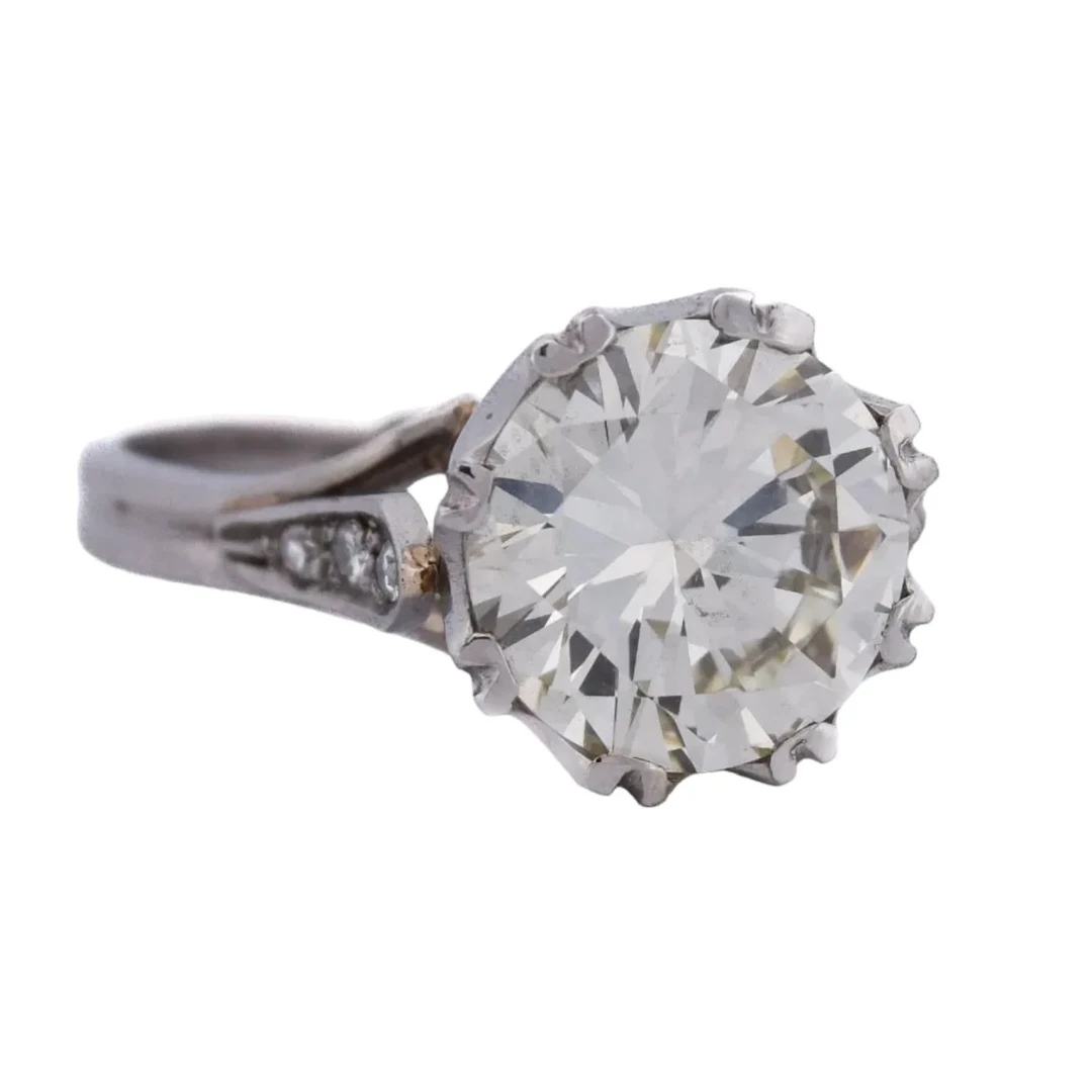 Ring Solitaire in paltinium and diamonds