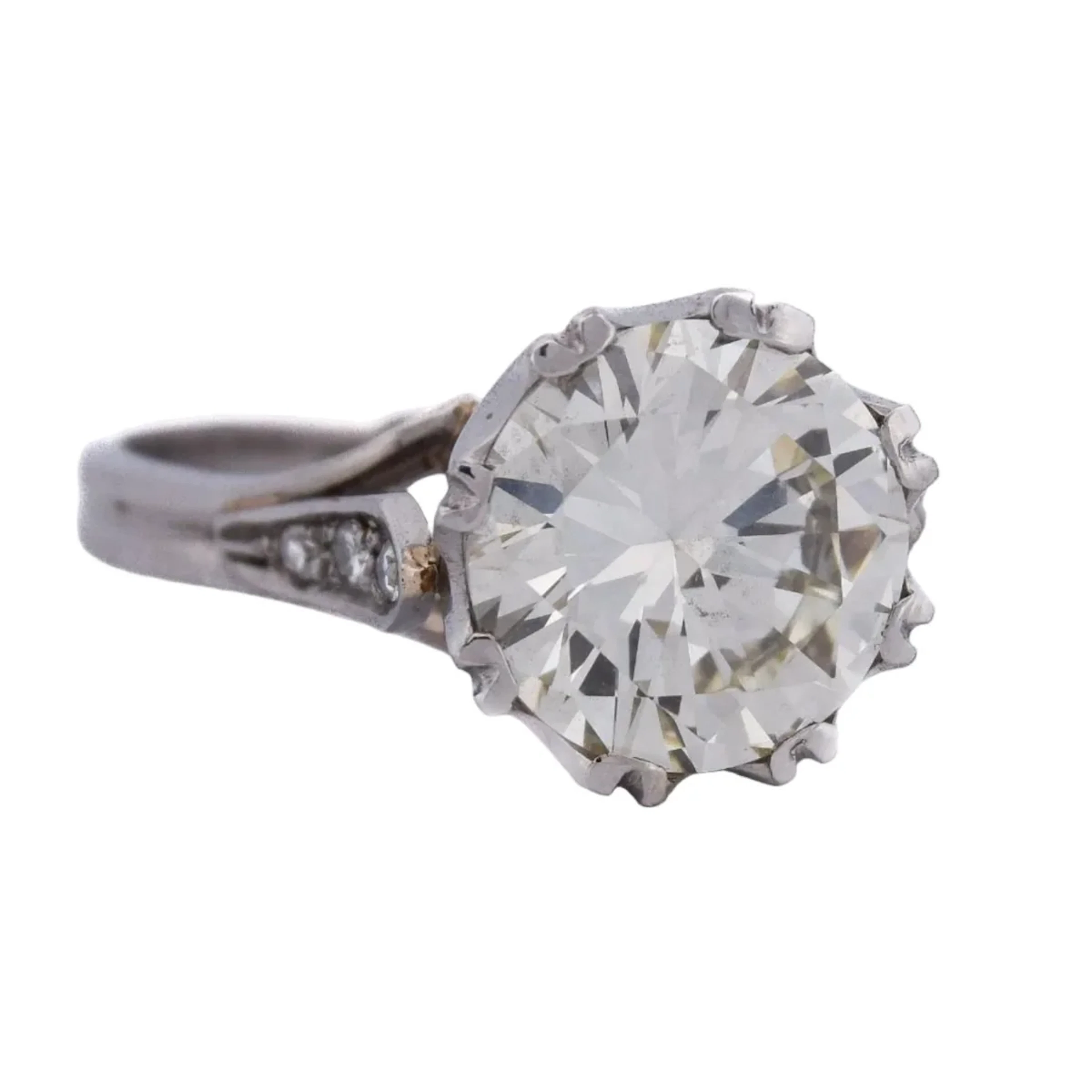 Ring Solitaire in paltinium and diamonds