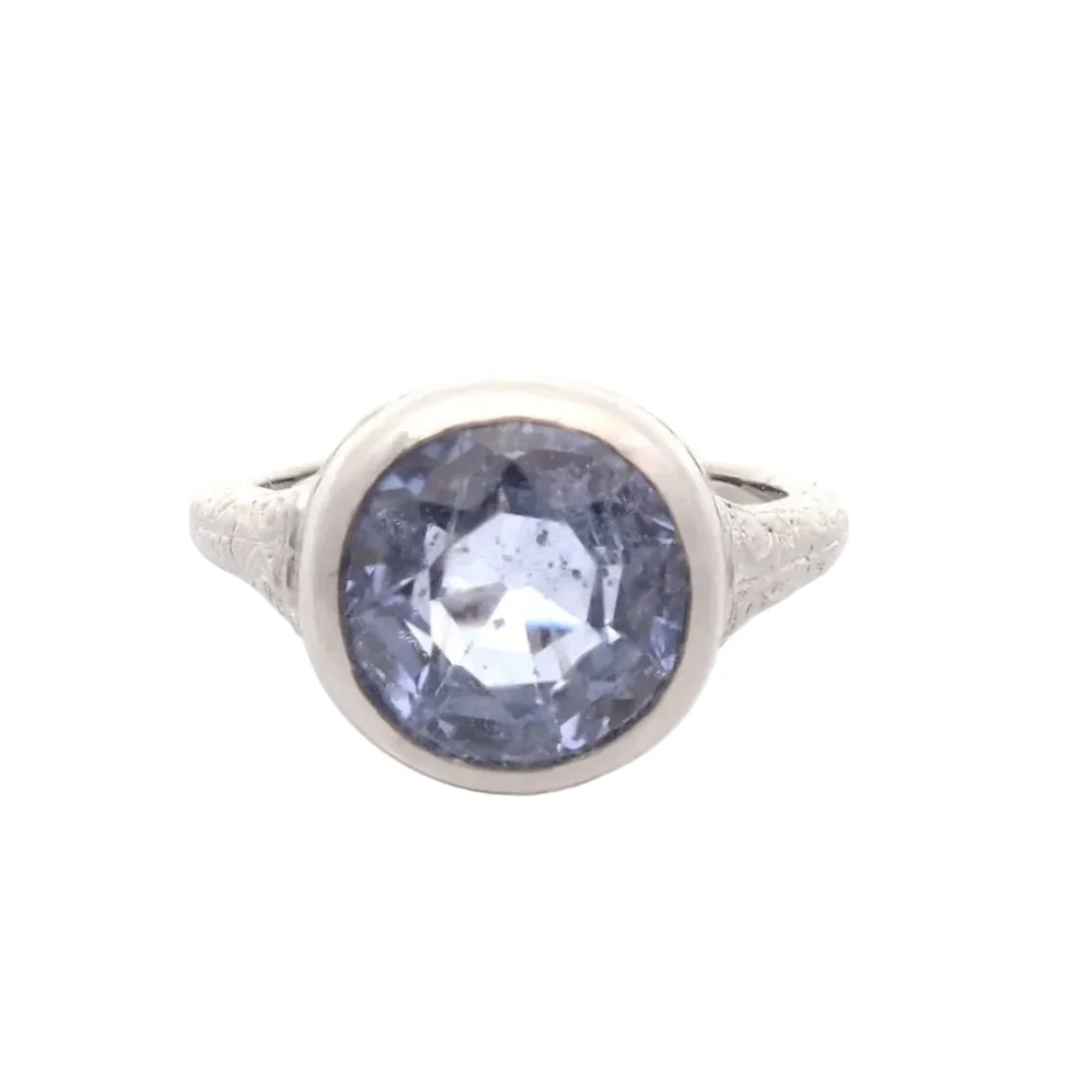 Ring in paltinium and sapphire