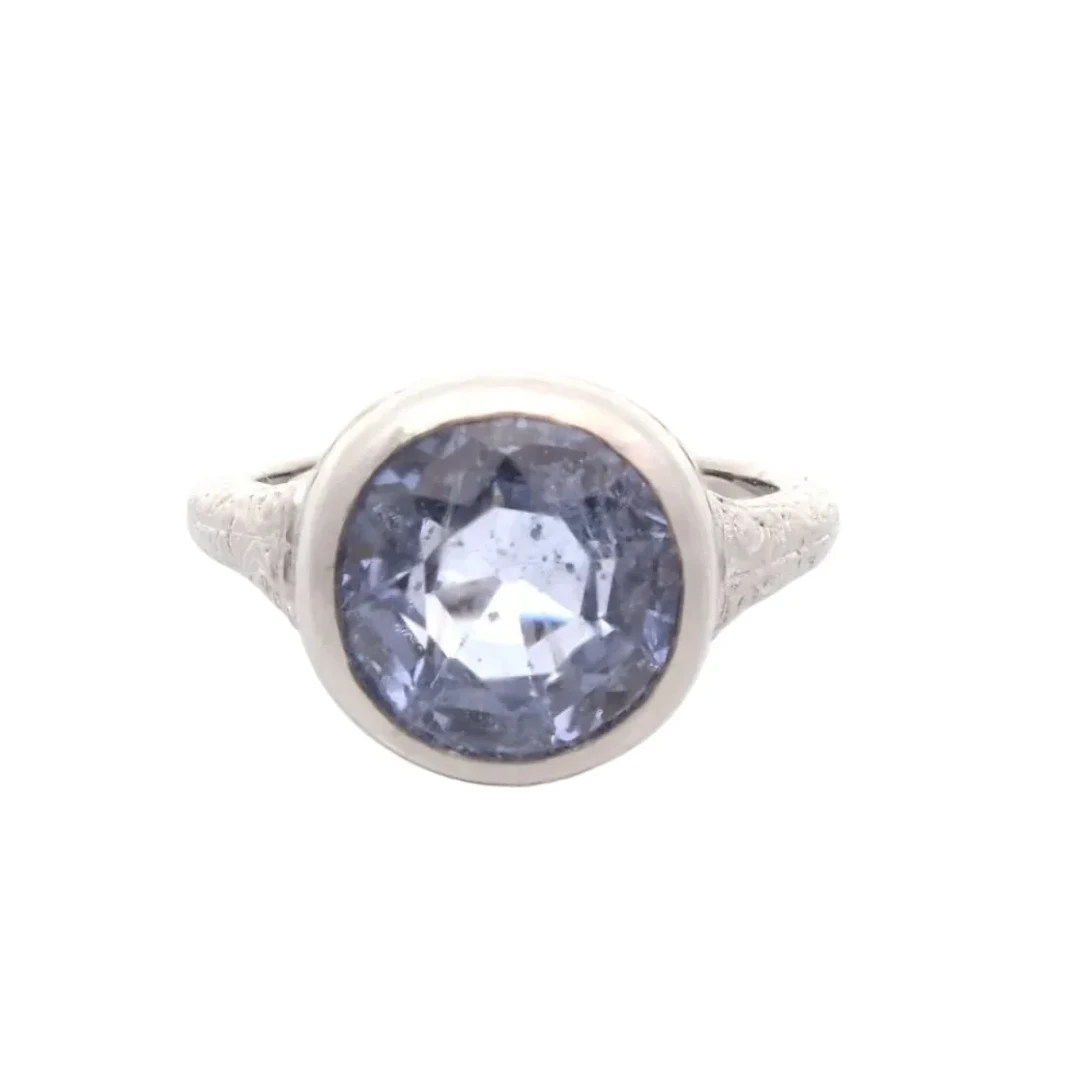 Ring in paltinium and sapphire
