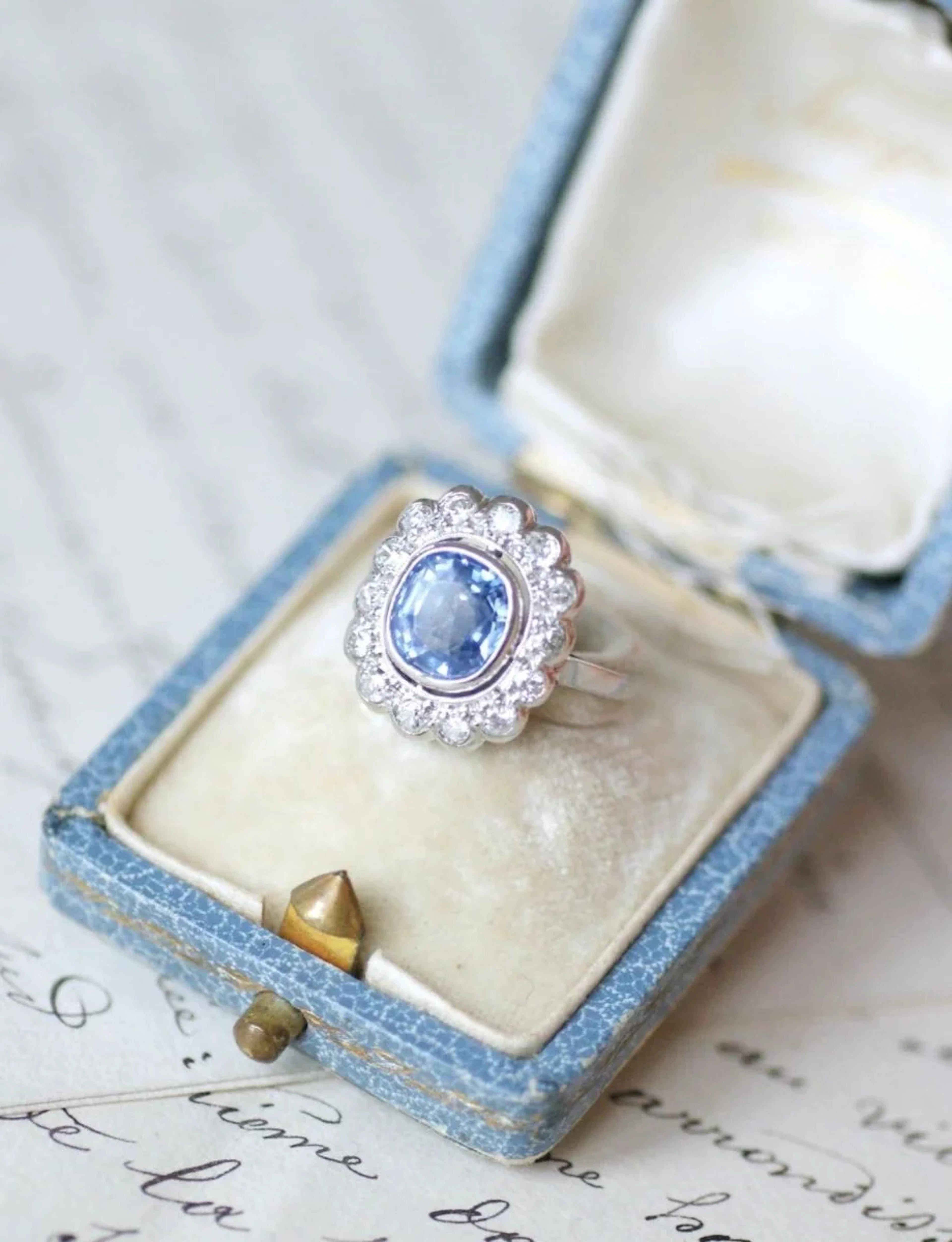 Ring Pompadour in paltinium, sapphire, and diamonds