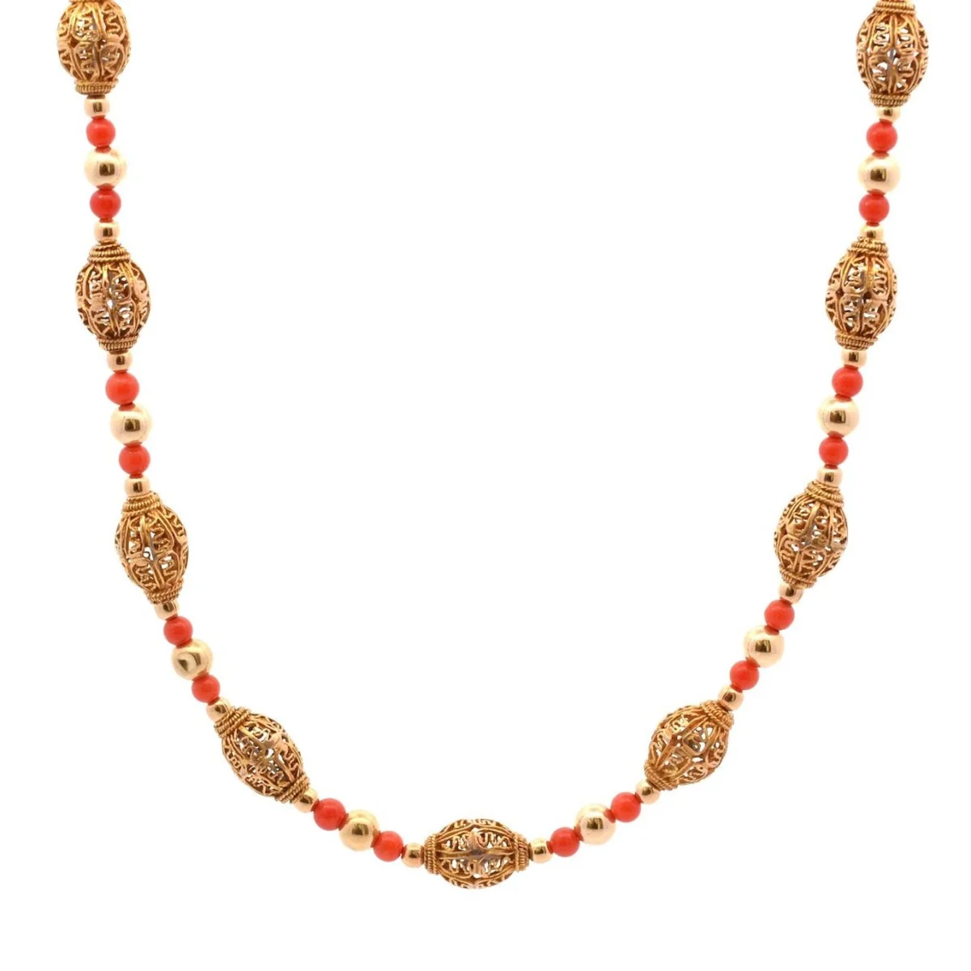 Yellow gold necklace with coral pearls
