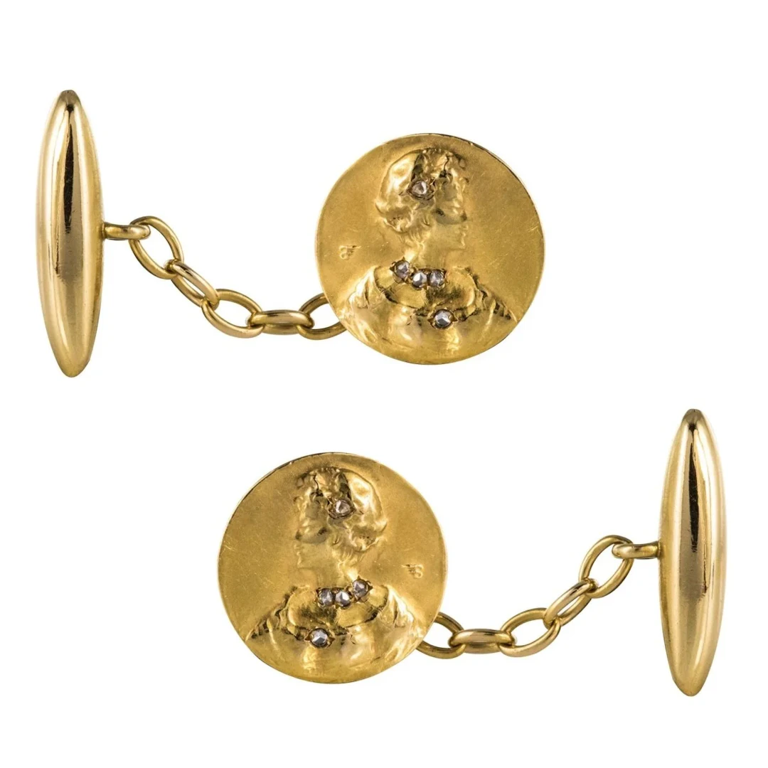 Cufflinks in yellow gold and diamonds
