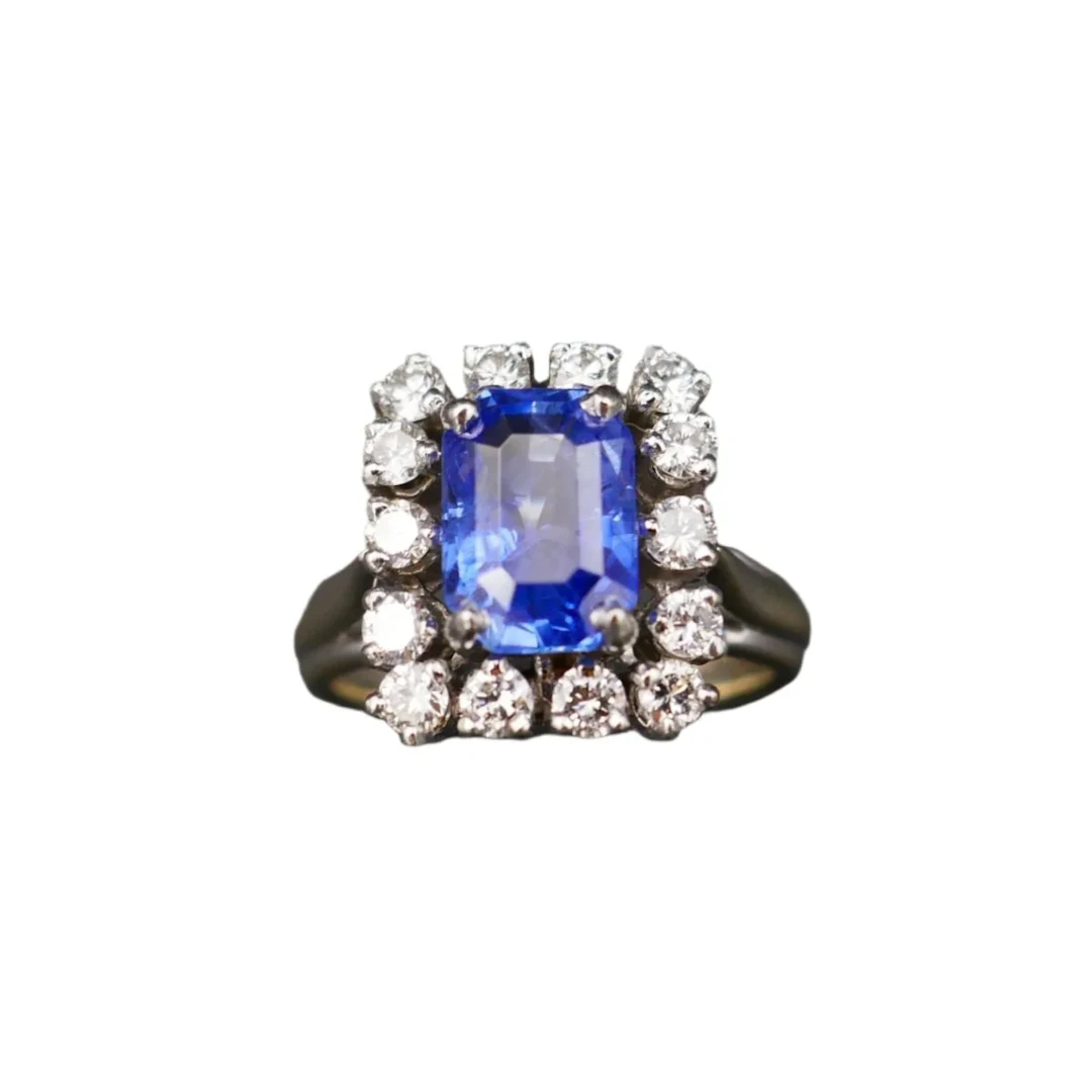 Entourage ring in white gold, platinum, natural Ceylon sapphire and diamonds