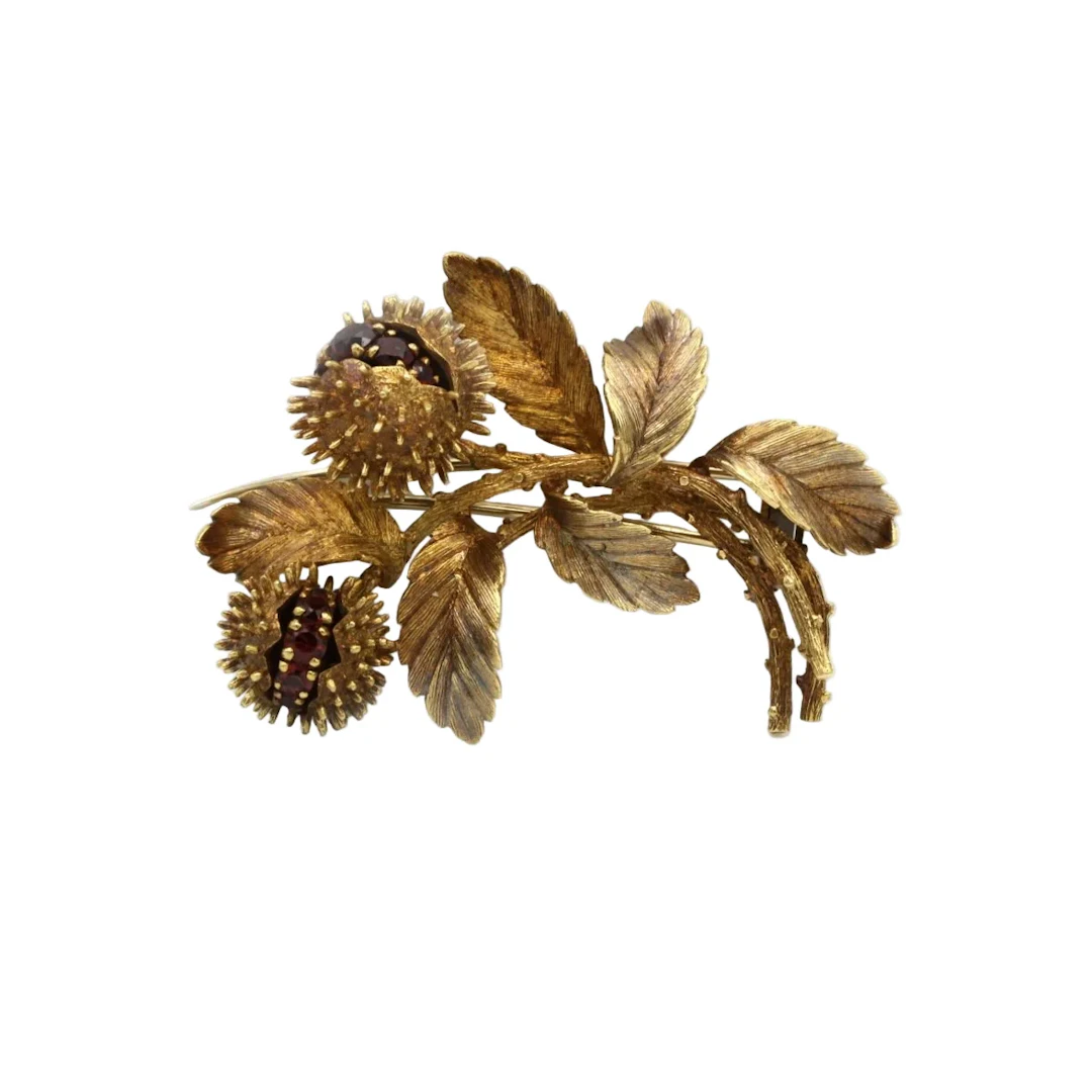 Chestnut branch brooch in yellow gold and garnets