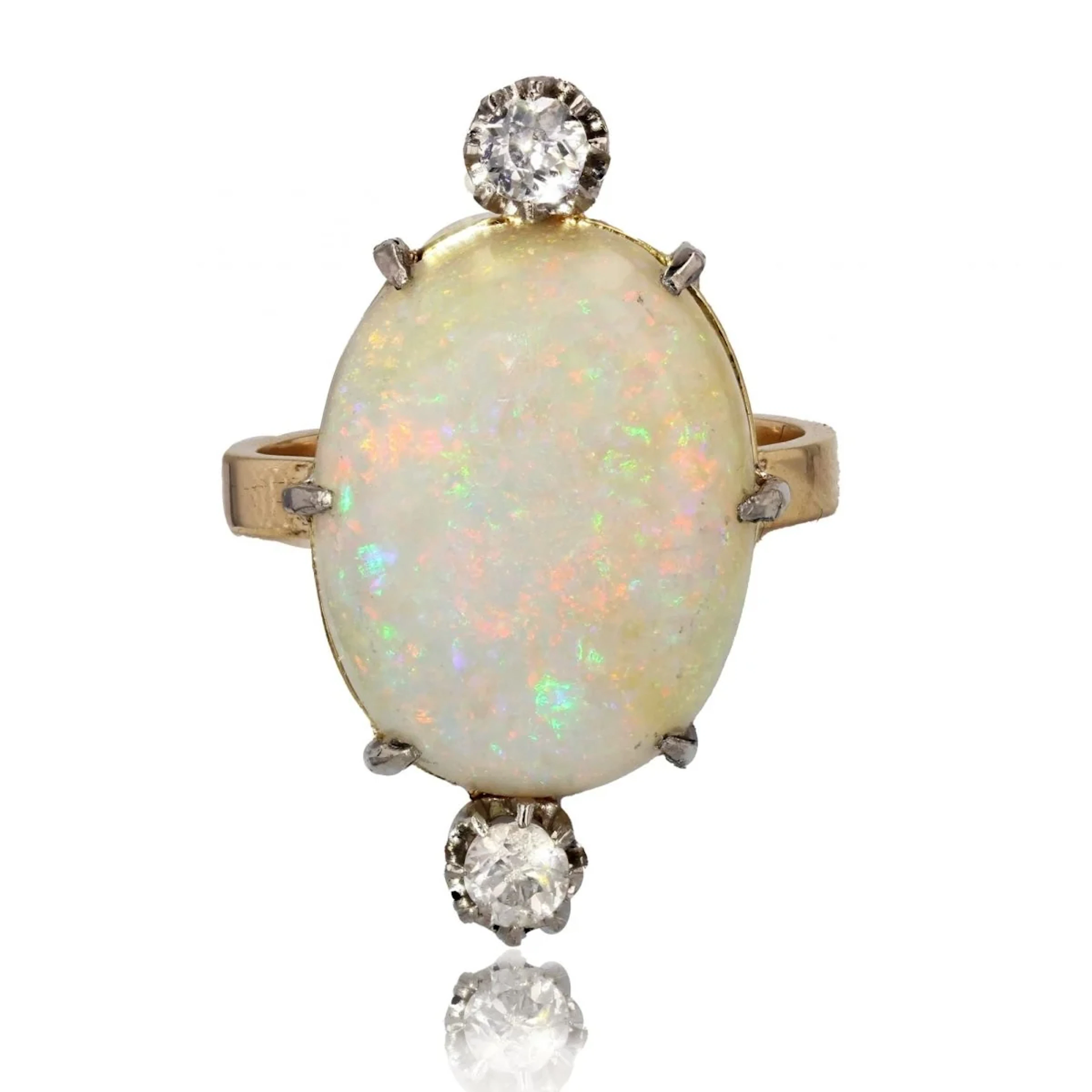 Entourage ring in white gold, opal and diamonds