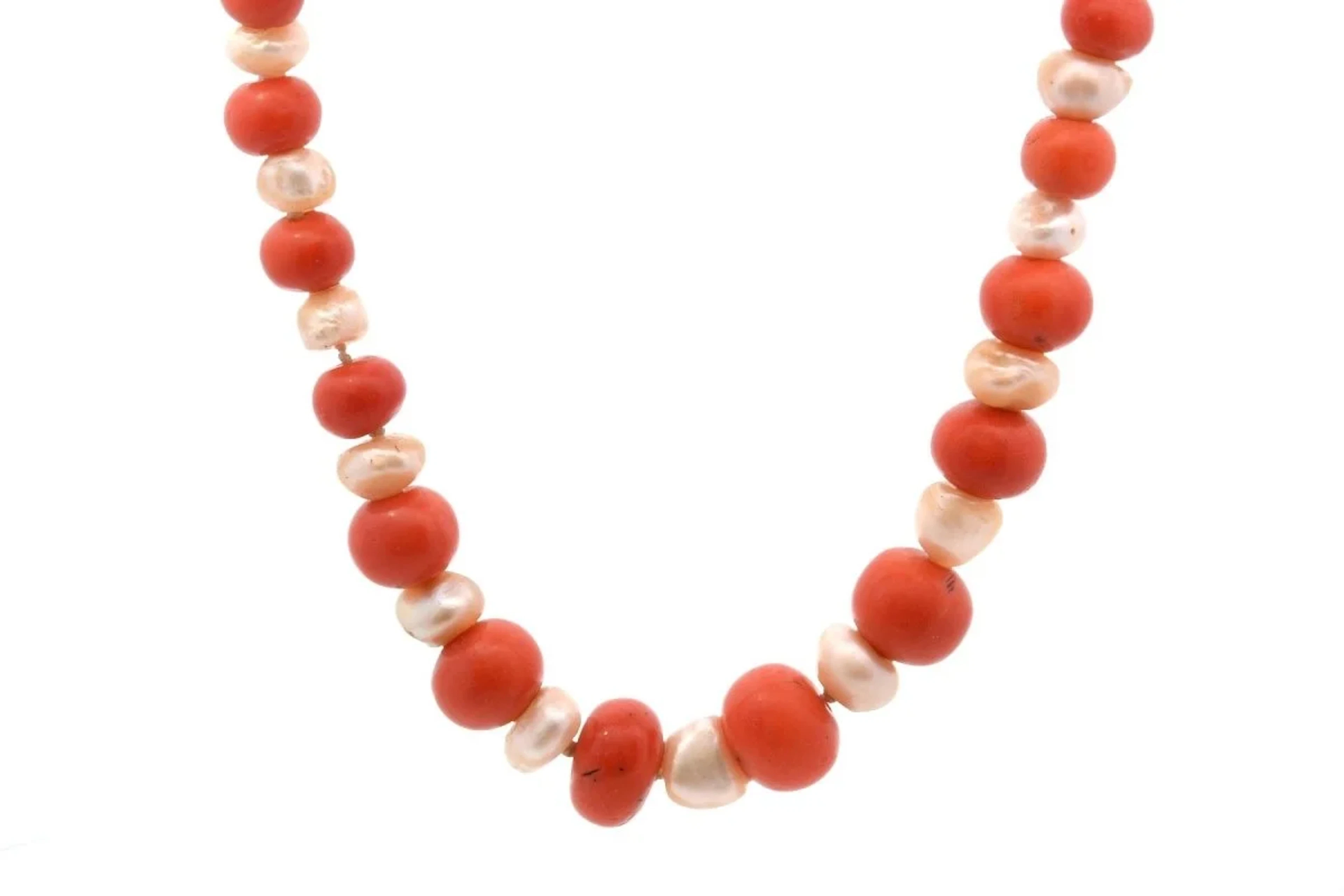 Necklace fine pearls and coral in yellow gold