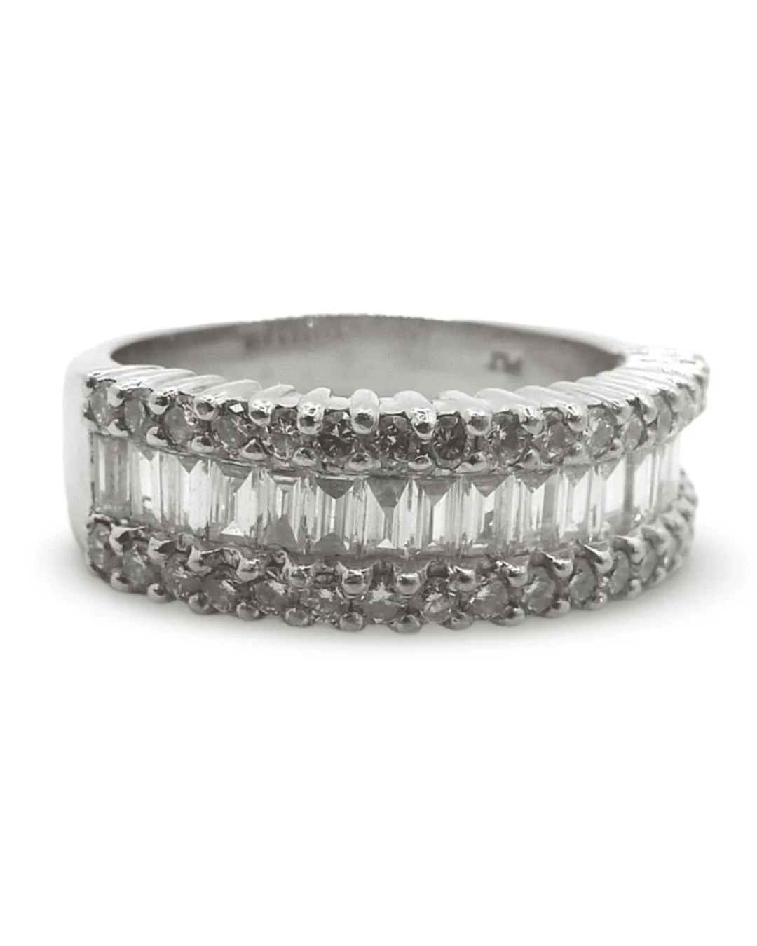 White gold ring with 1 ct diamonds