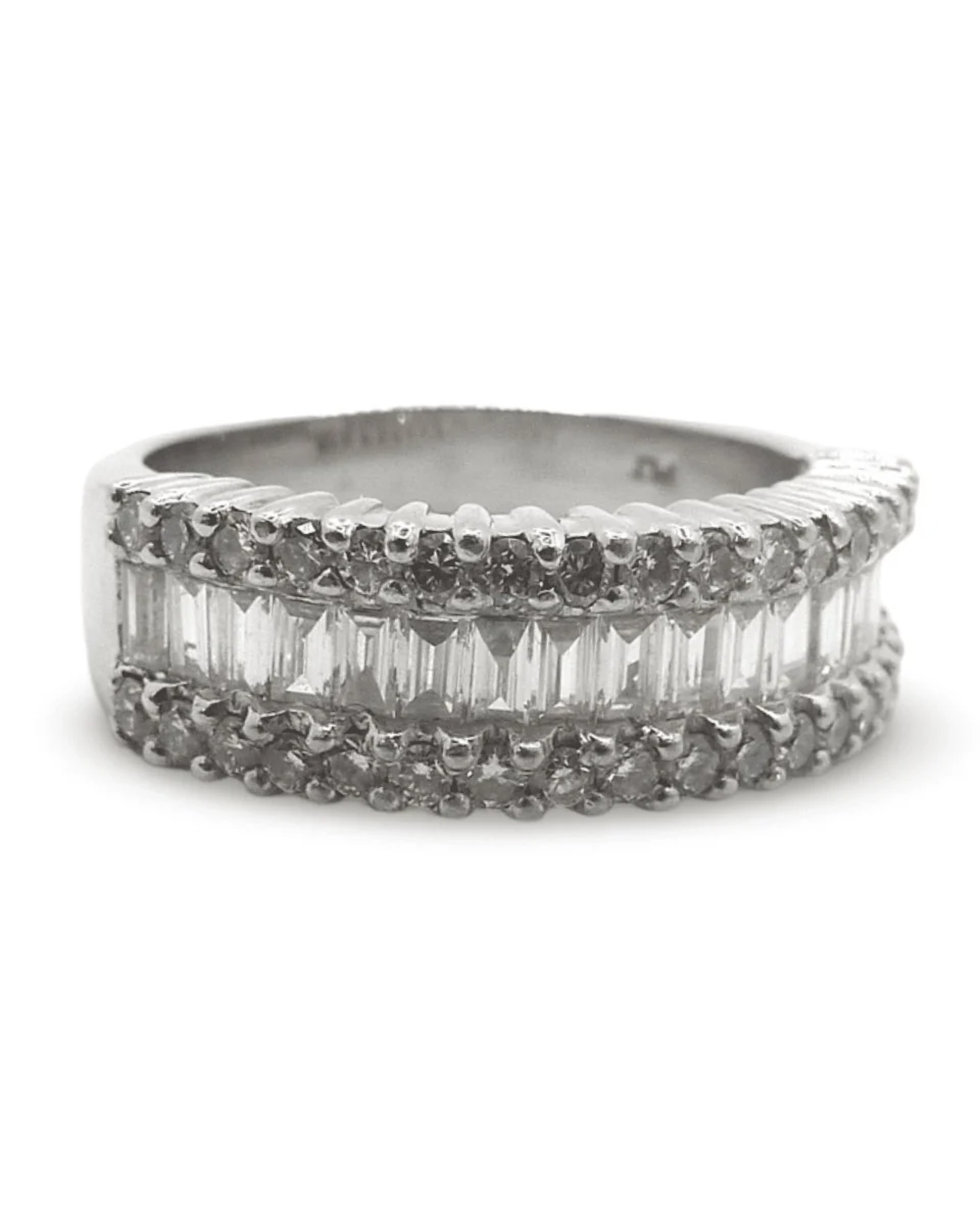 White gold ring with 1 ct diamonds