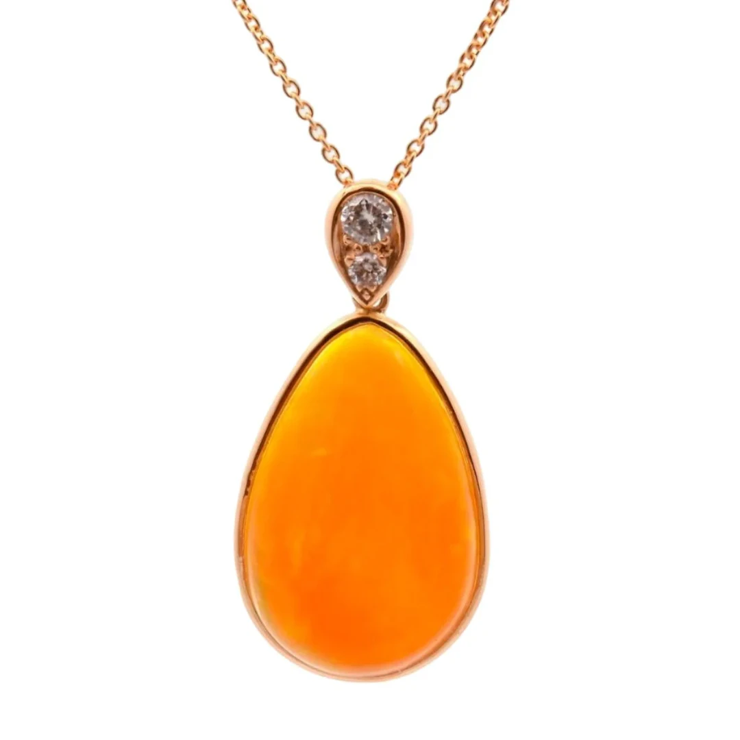 Pendant in yellow gold, opal and diamonds