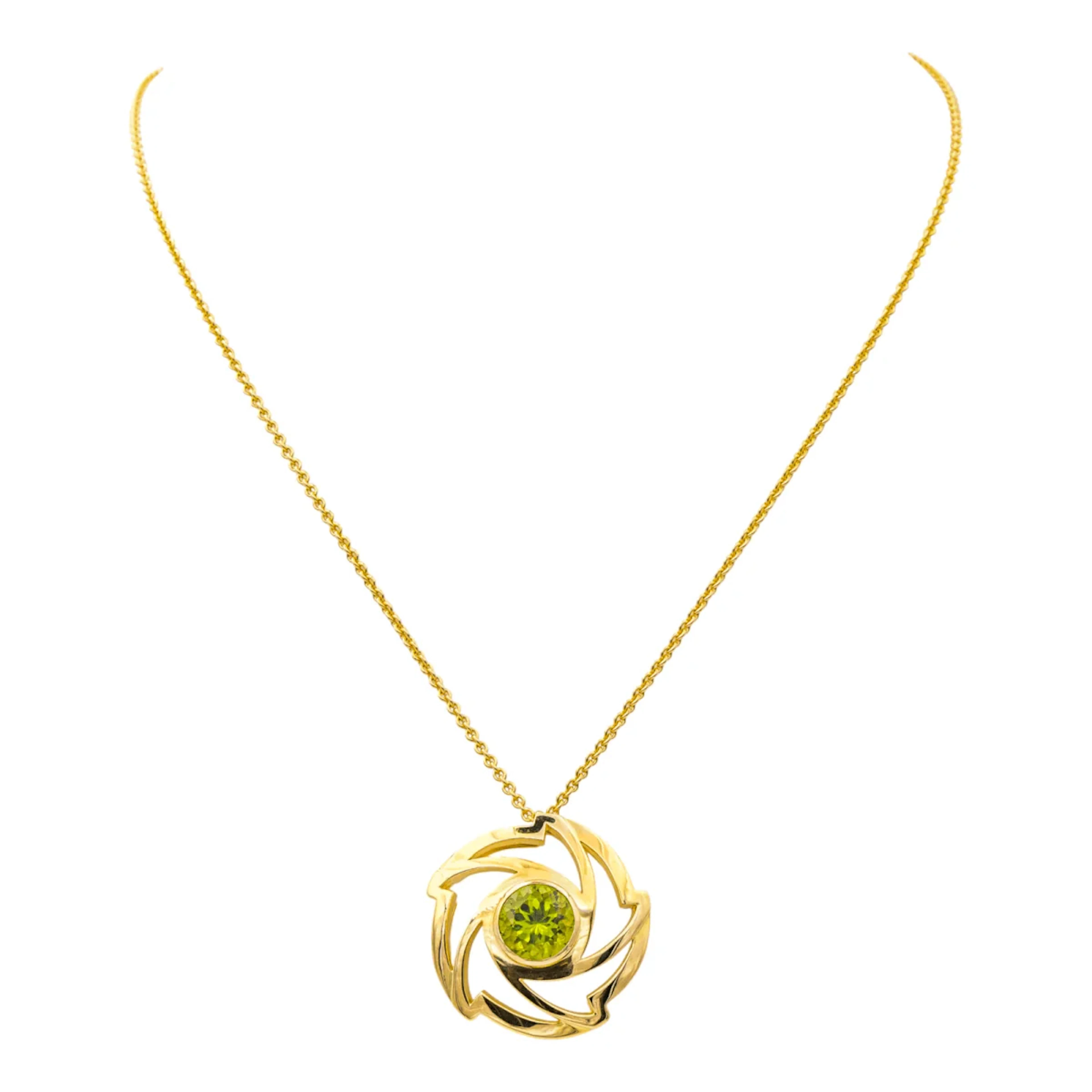 Yellow gold and peridot pendant necklace