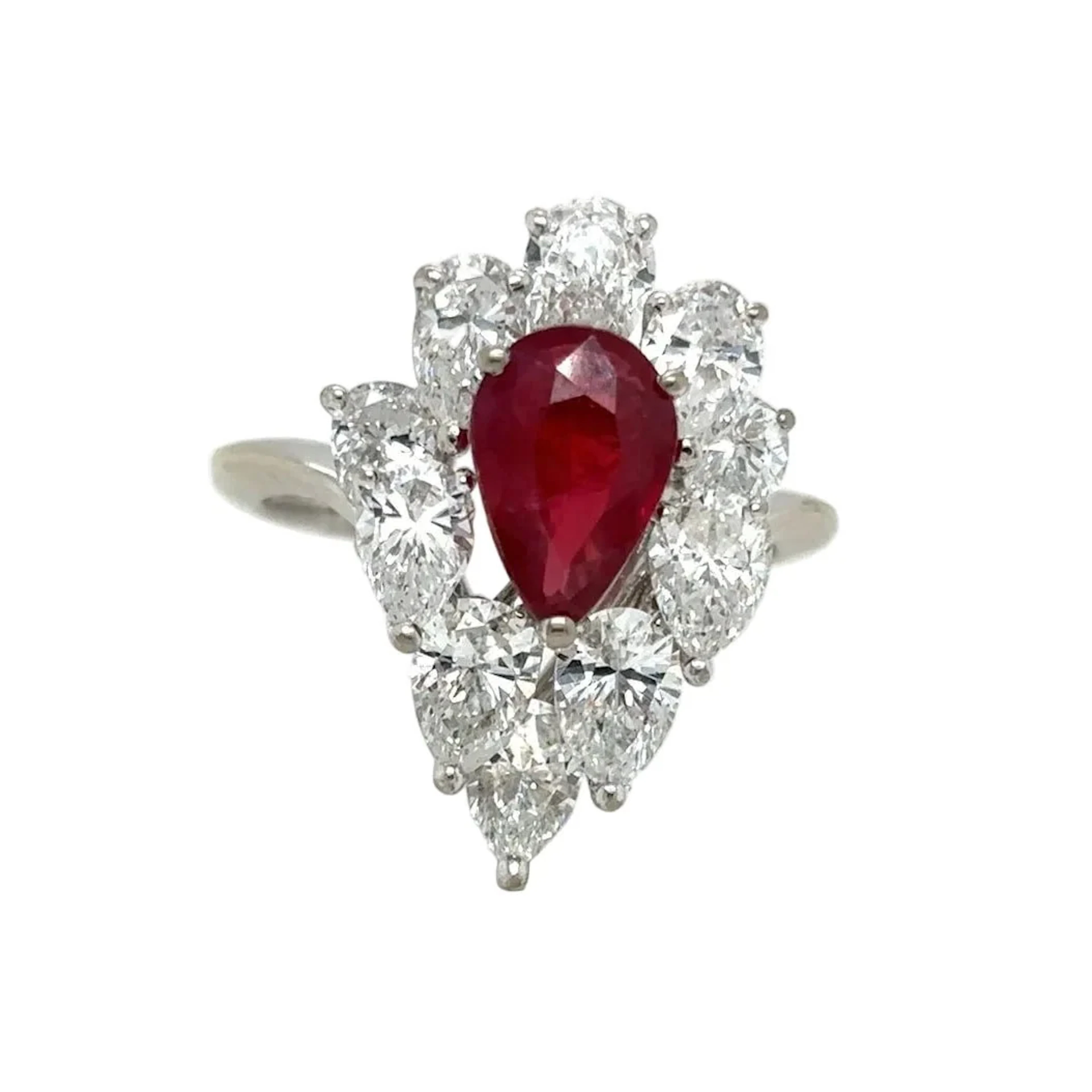 Bague Entourage en or blanc, rubis et diamants