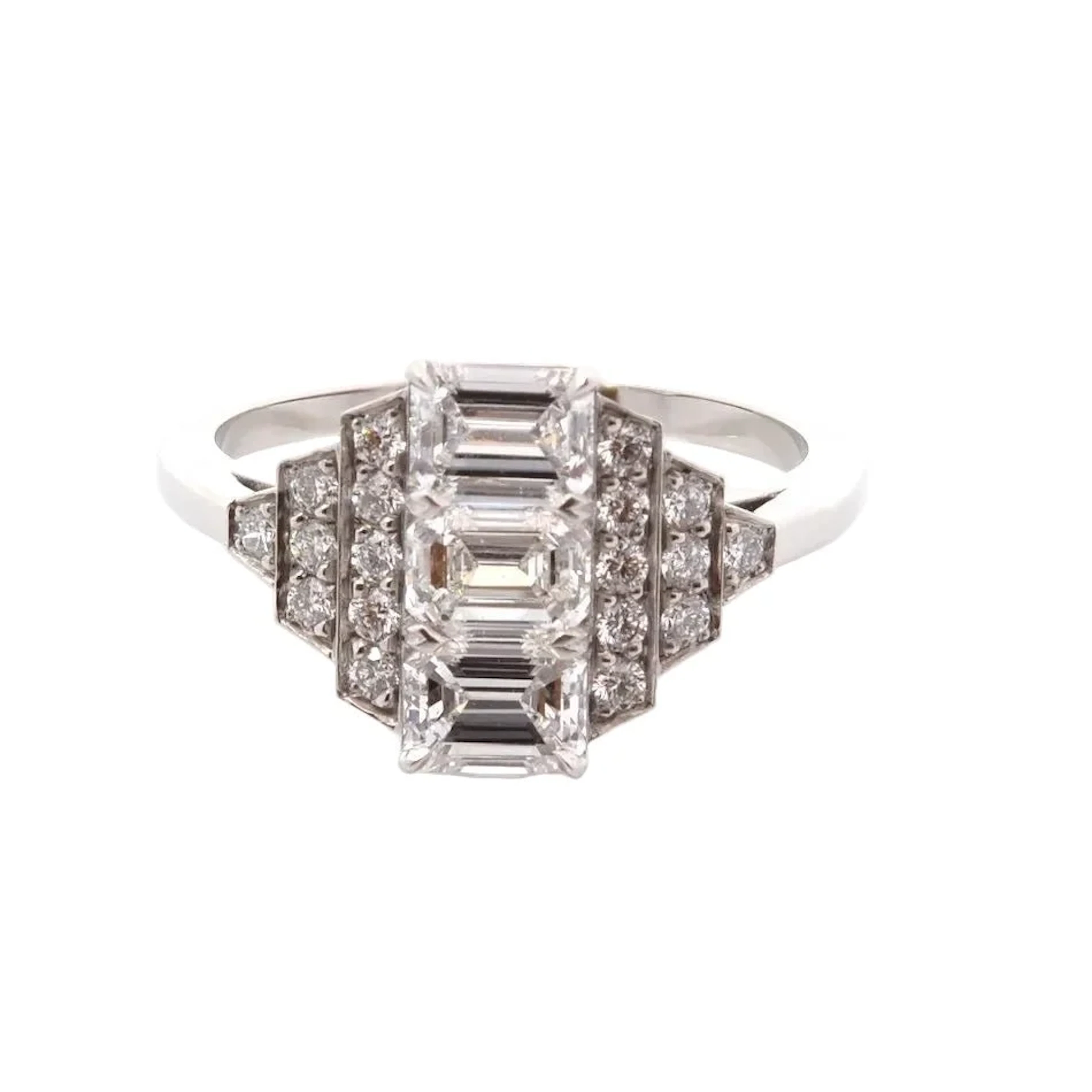 Trilogy ring in platinum and diamonds
