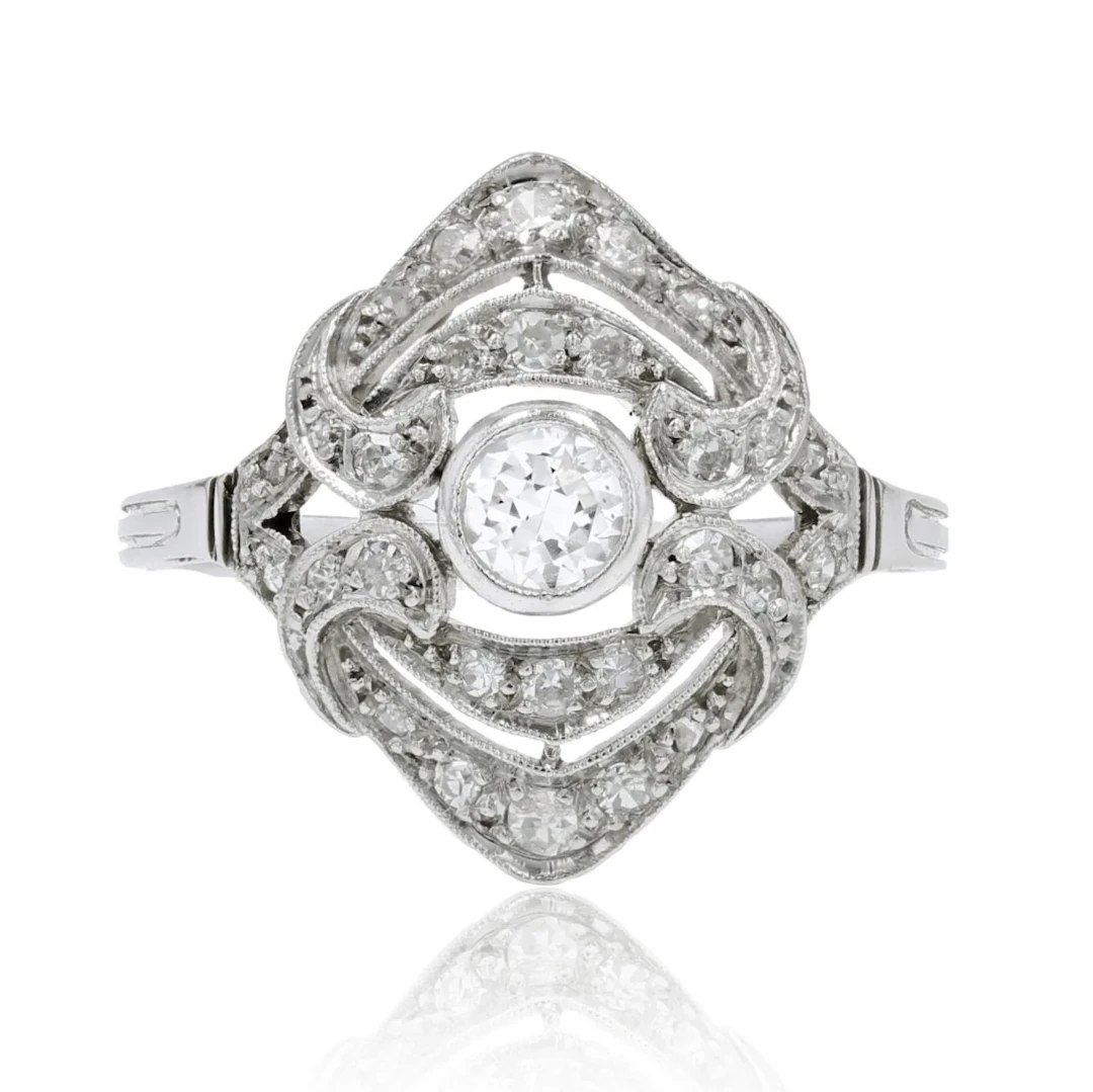 Marquise ring in white gold and diamonds