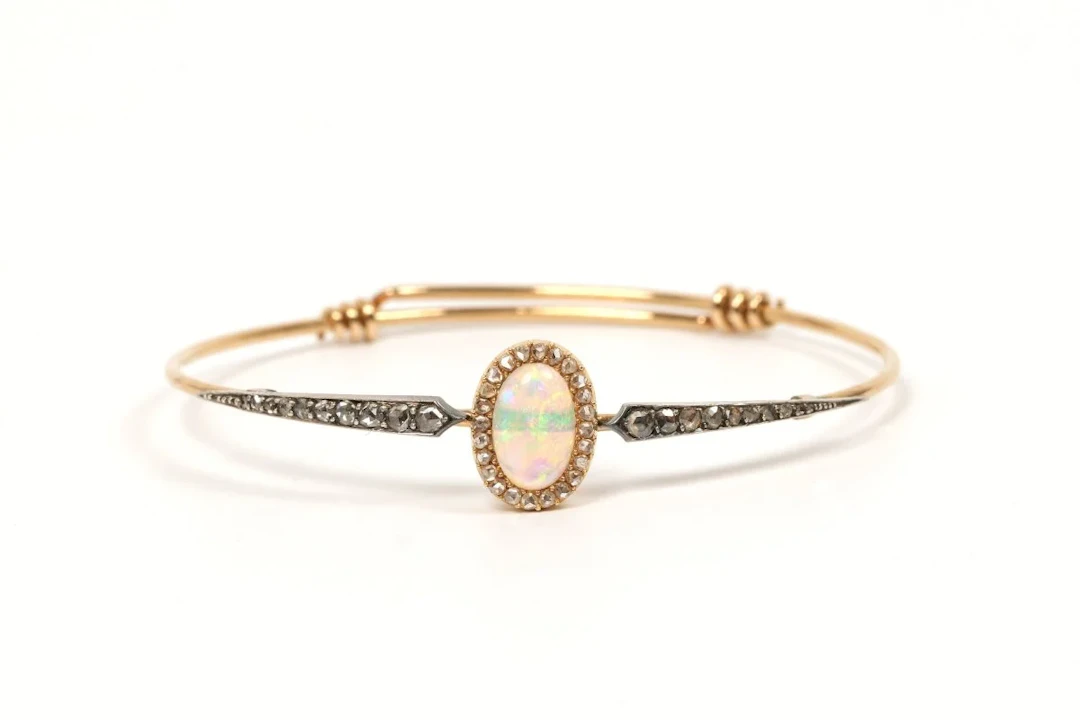 Bracelet Jonc en or jaune, opale et diamants