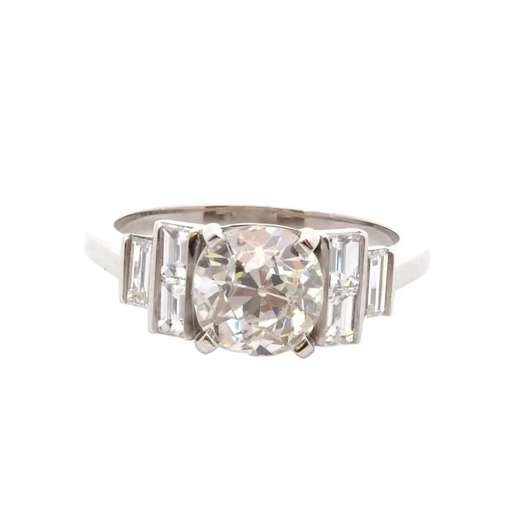 Ring in paltinium and diamonds