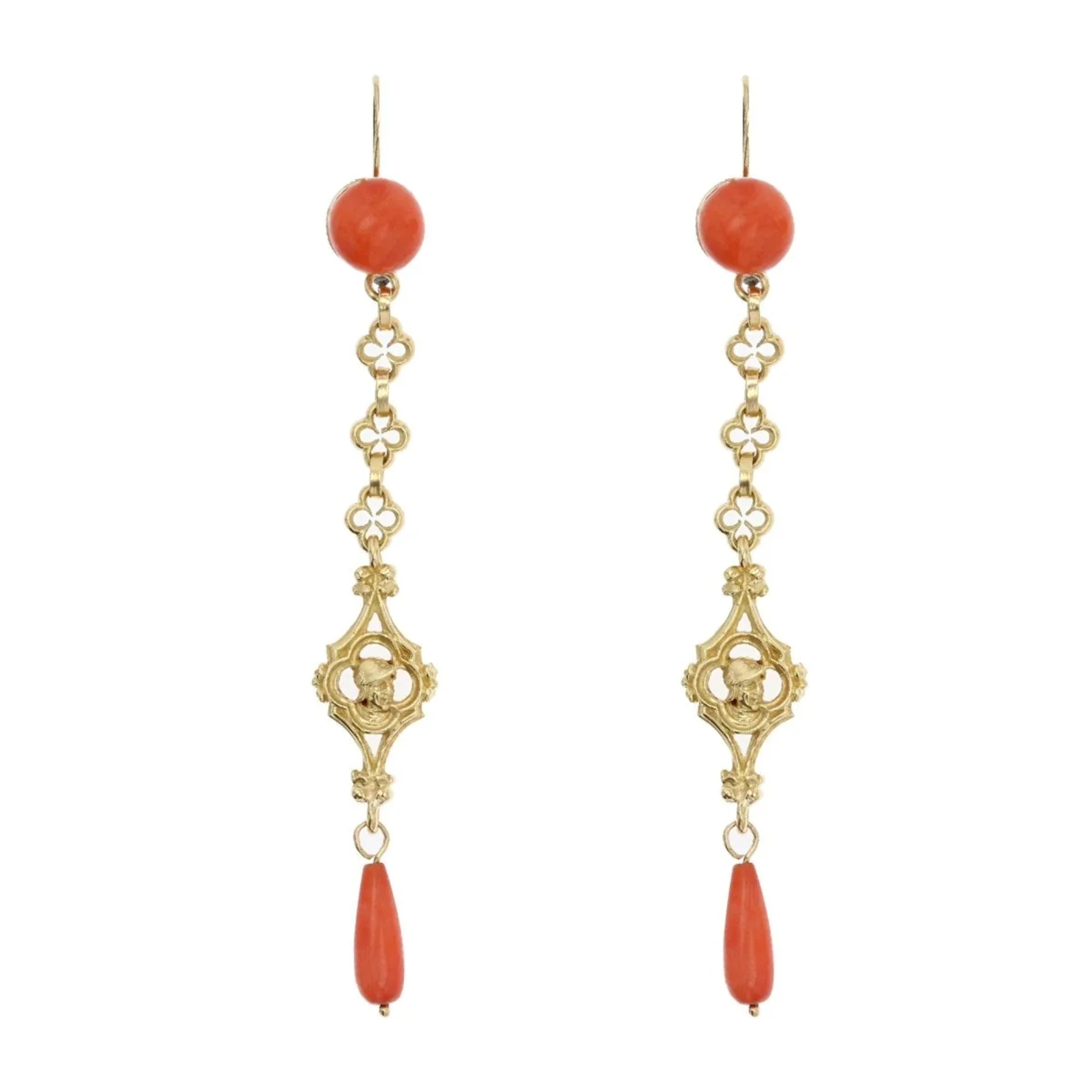 Earrings Hanging in yellow gold and coral
