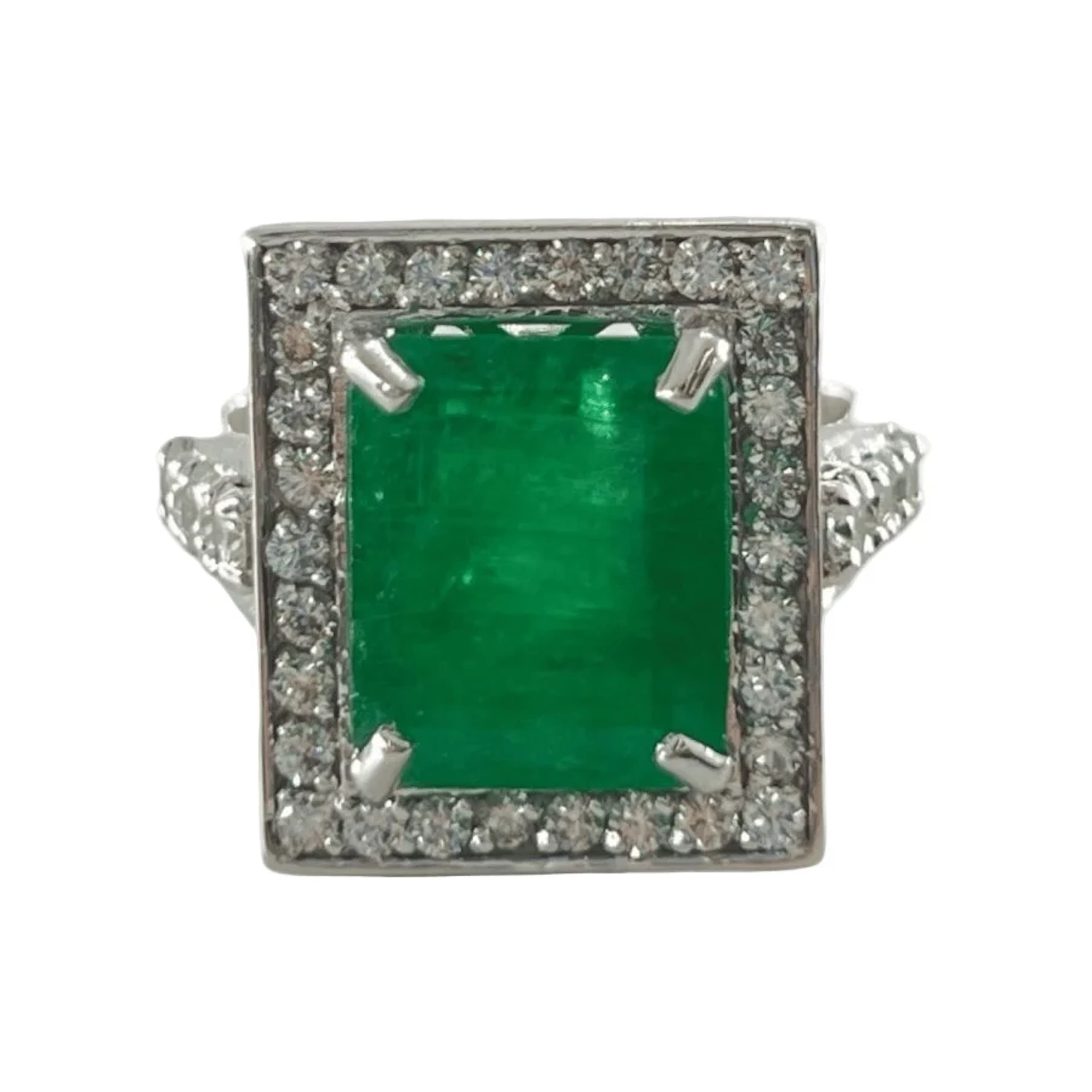 White gold ring with a 6 ct emerald and diamonds