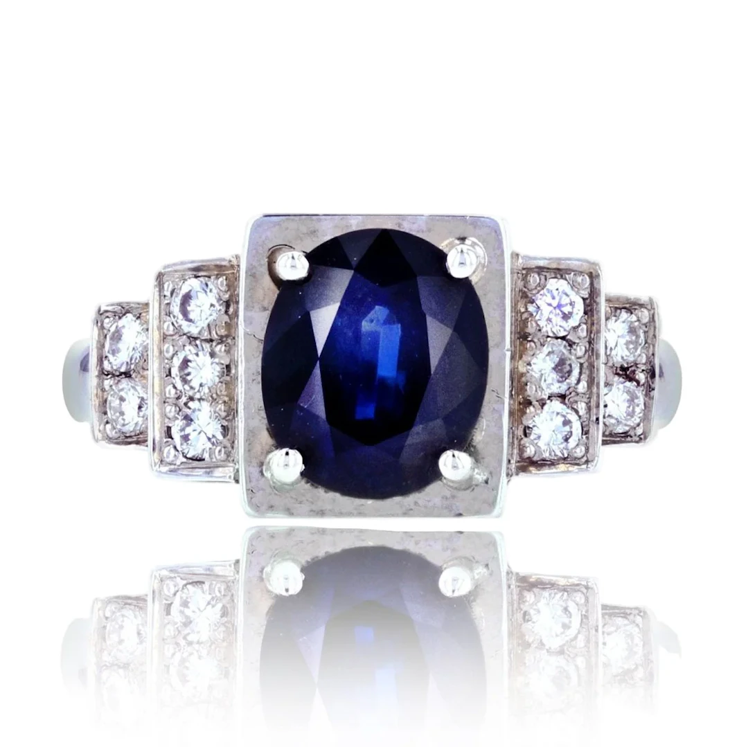 Entourage ring in white gold, sapphire and diamonds