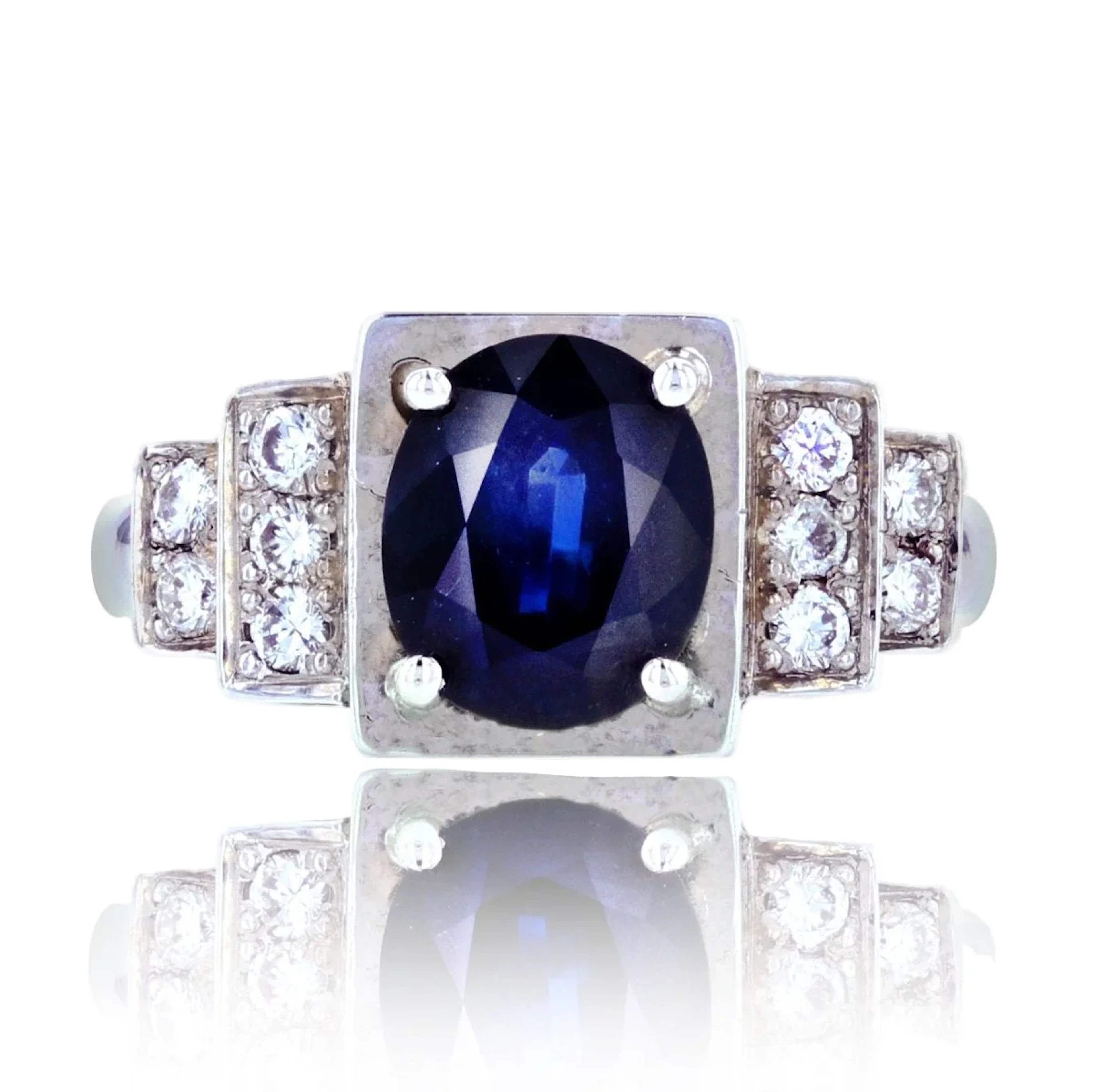 Entourage ring in white gold, sapphire and diamonds