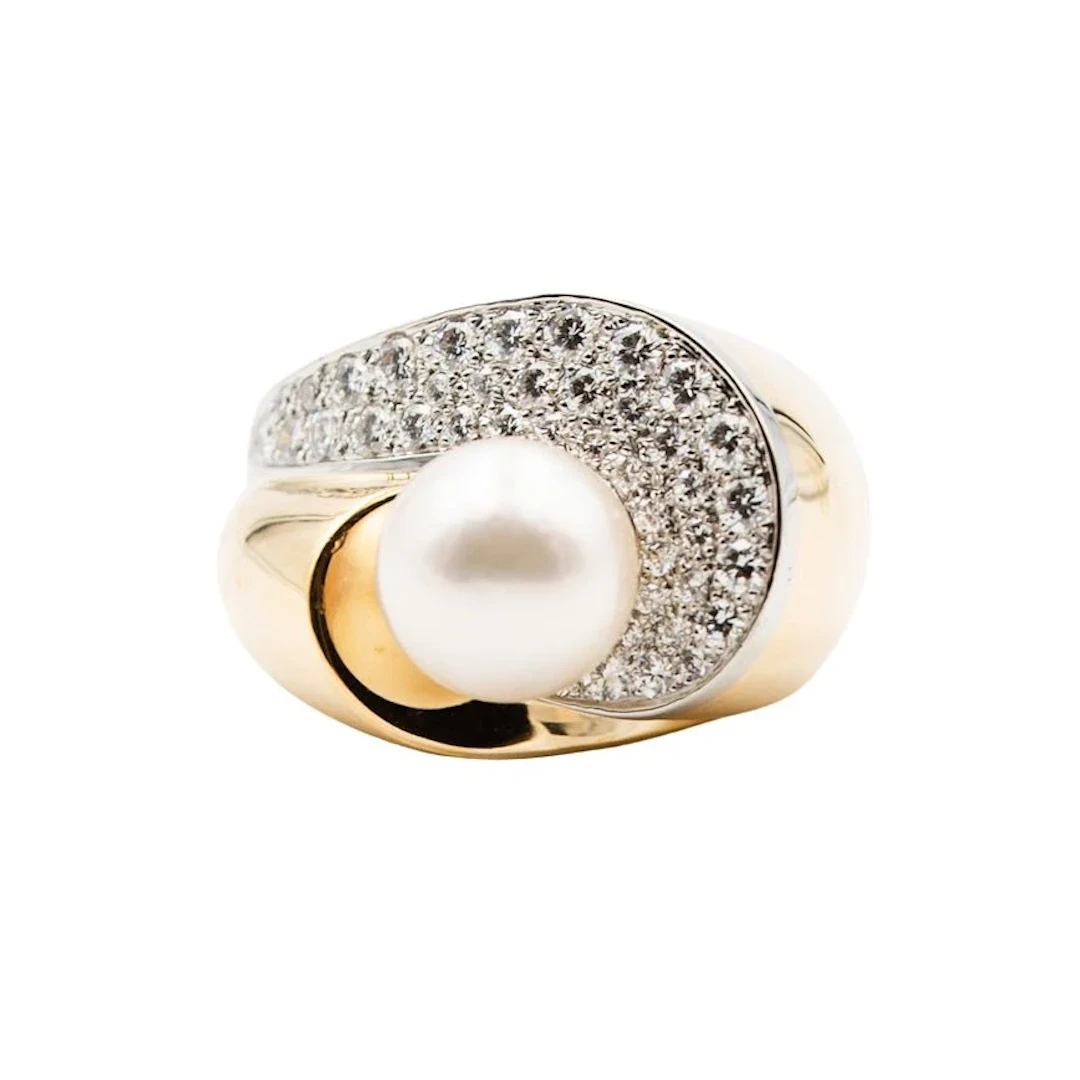 Ring in yellow gold, platinum, pearl and diamonds