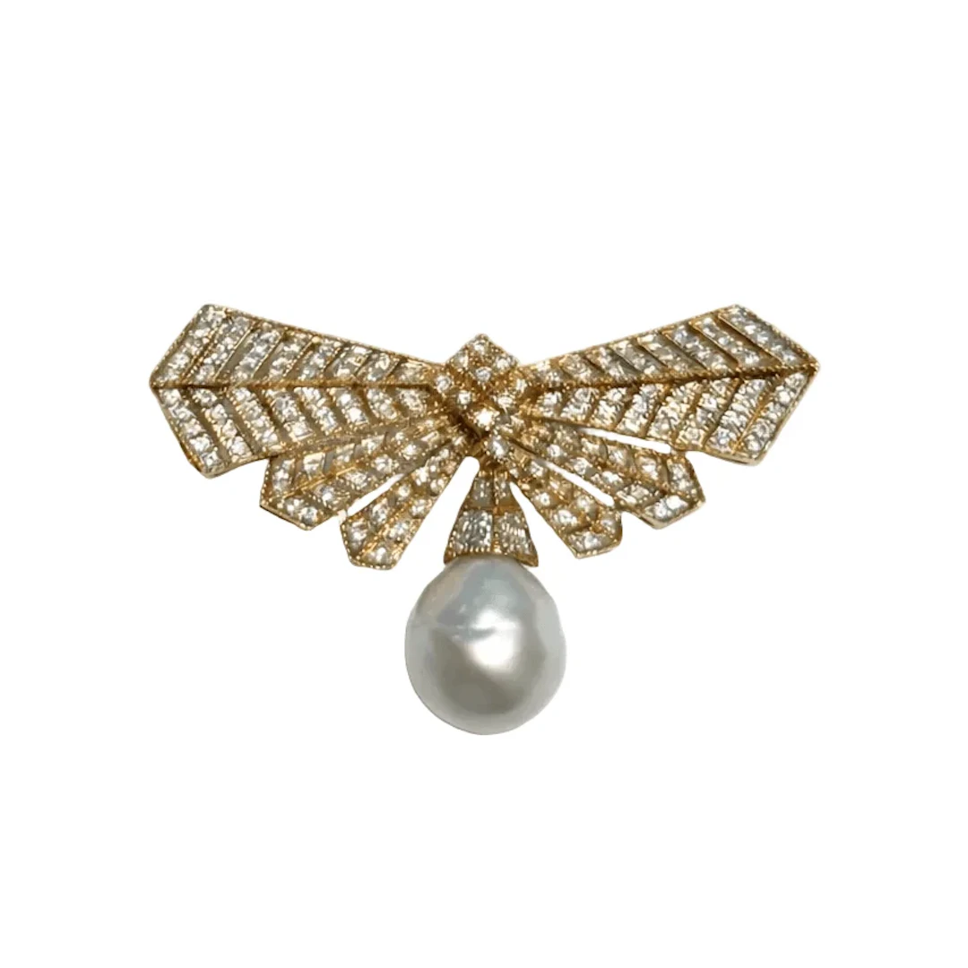 Gold brooch pin with pearl and diamonds
