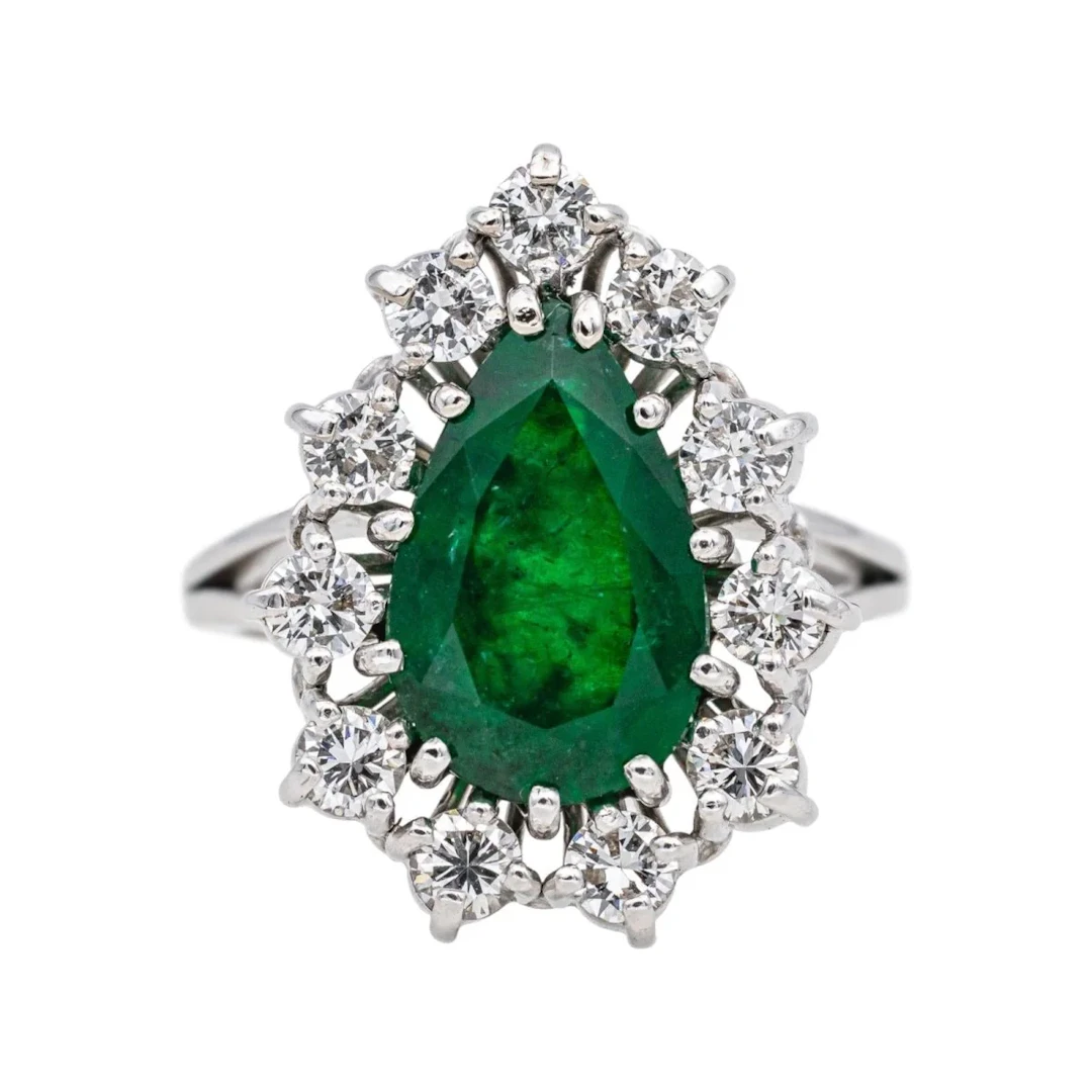 Entourage ring in white gold, emerald and diamonds