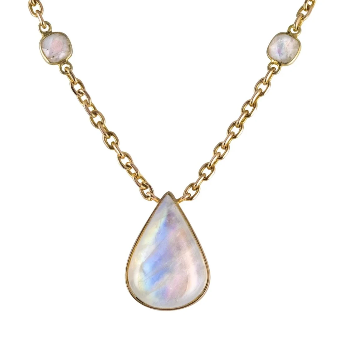 Yellow gold chain necklace with labradorites