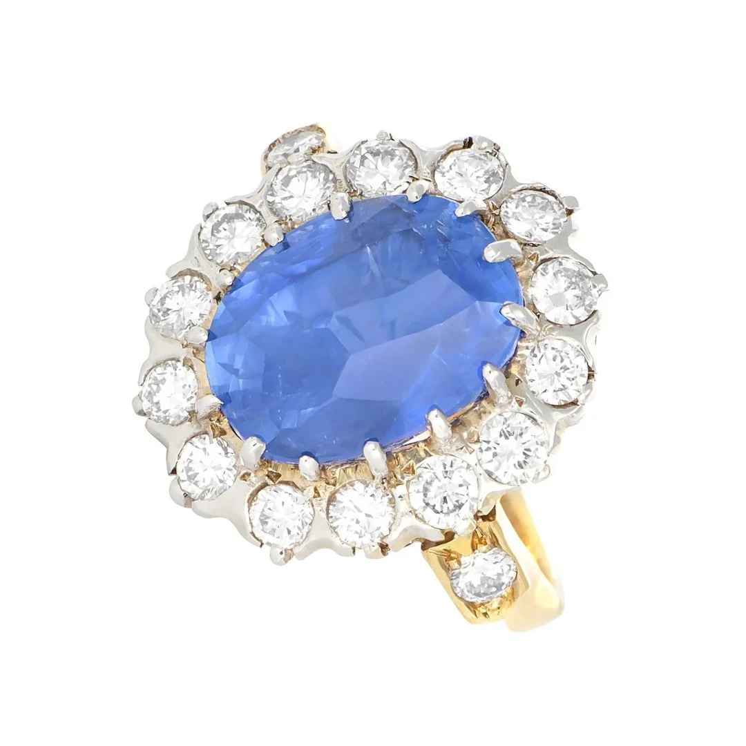 Entourage ring in white gold, sapphire and diamonds