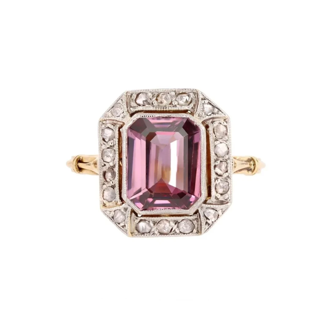 Ring Surrounded by yellow gold, paltinium, spinel and diamonds