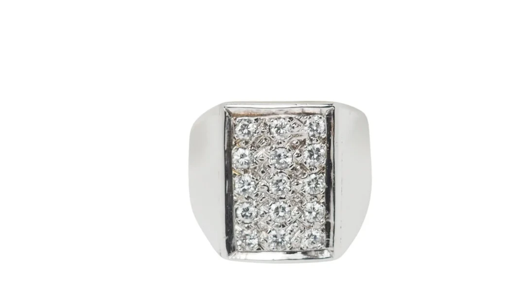 Signet ring in white gold and diamonds
