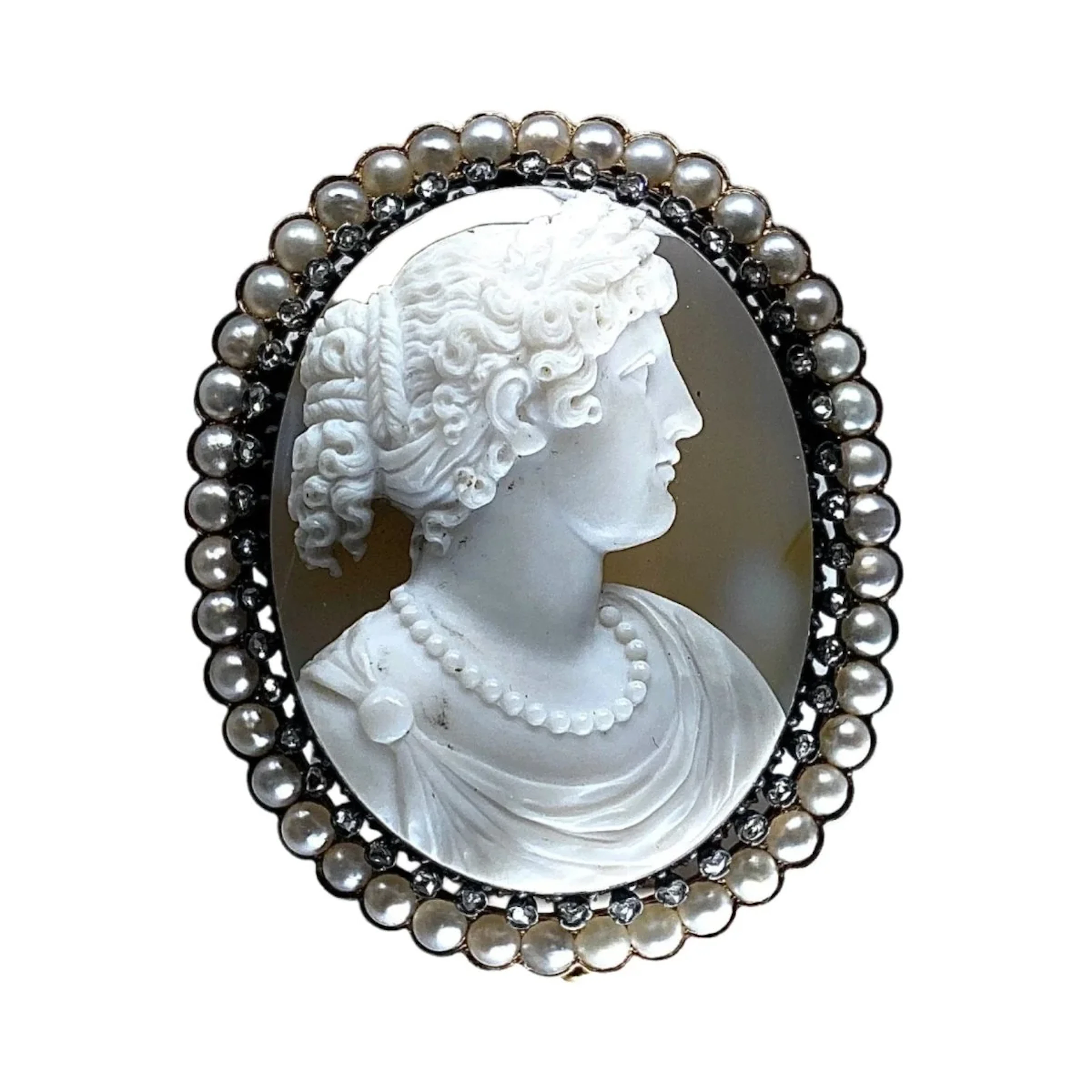 Brooch Cameo in yellow gold, agate, pearls and diamonds