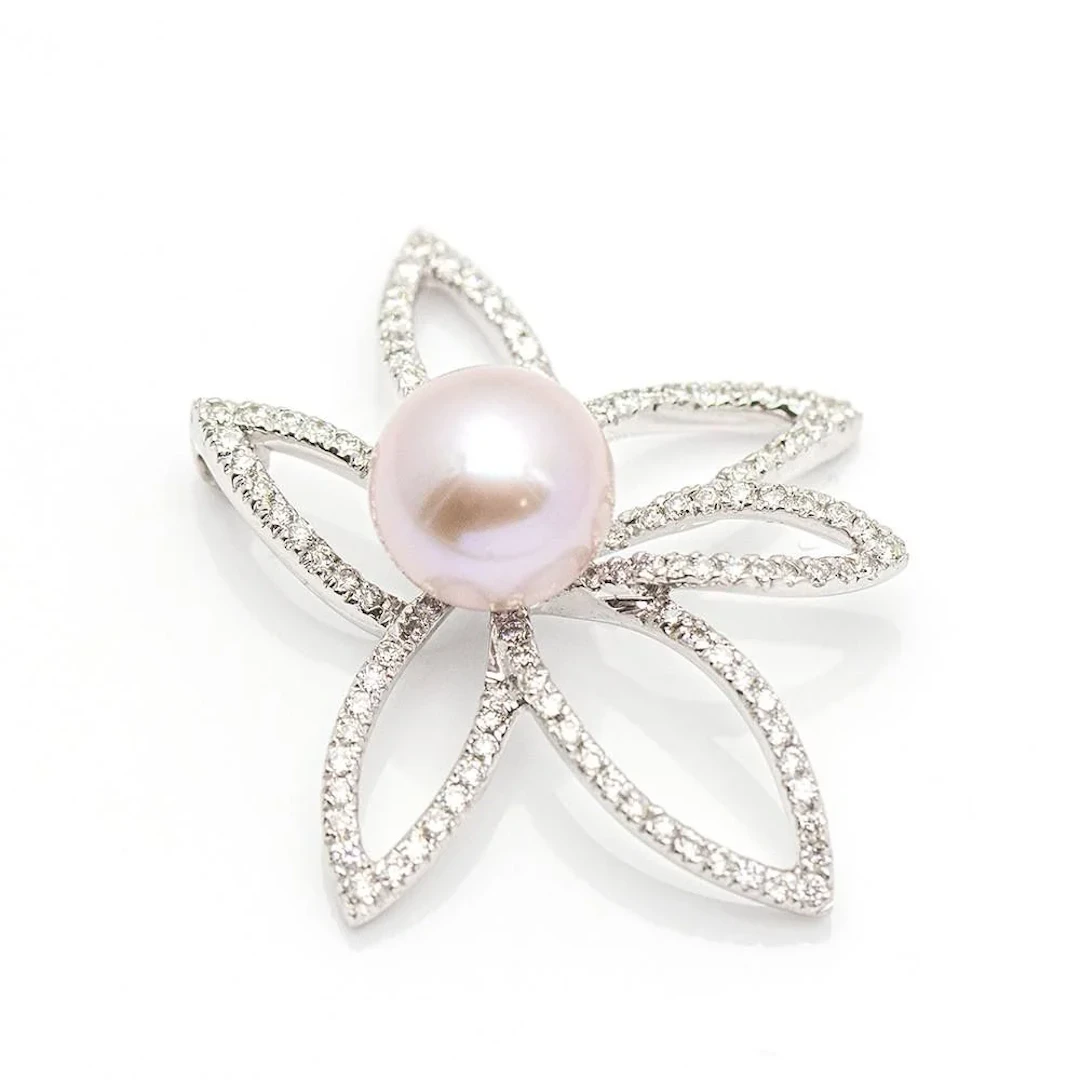 Pendant in white gold, pearl and diamonds