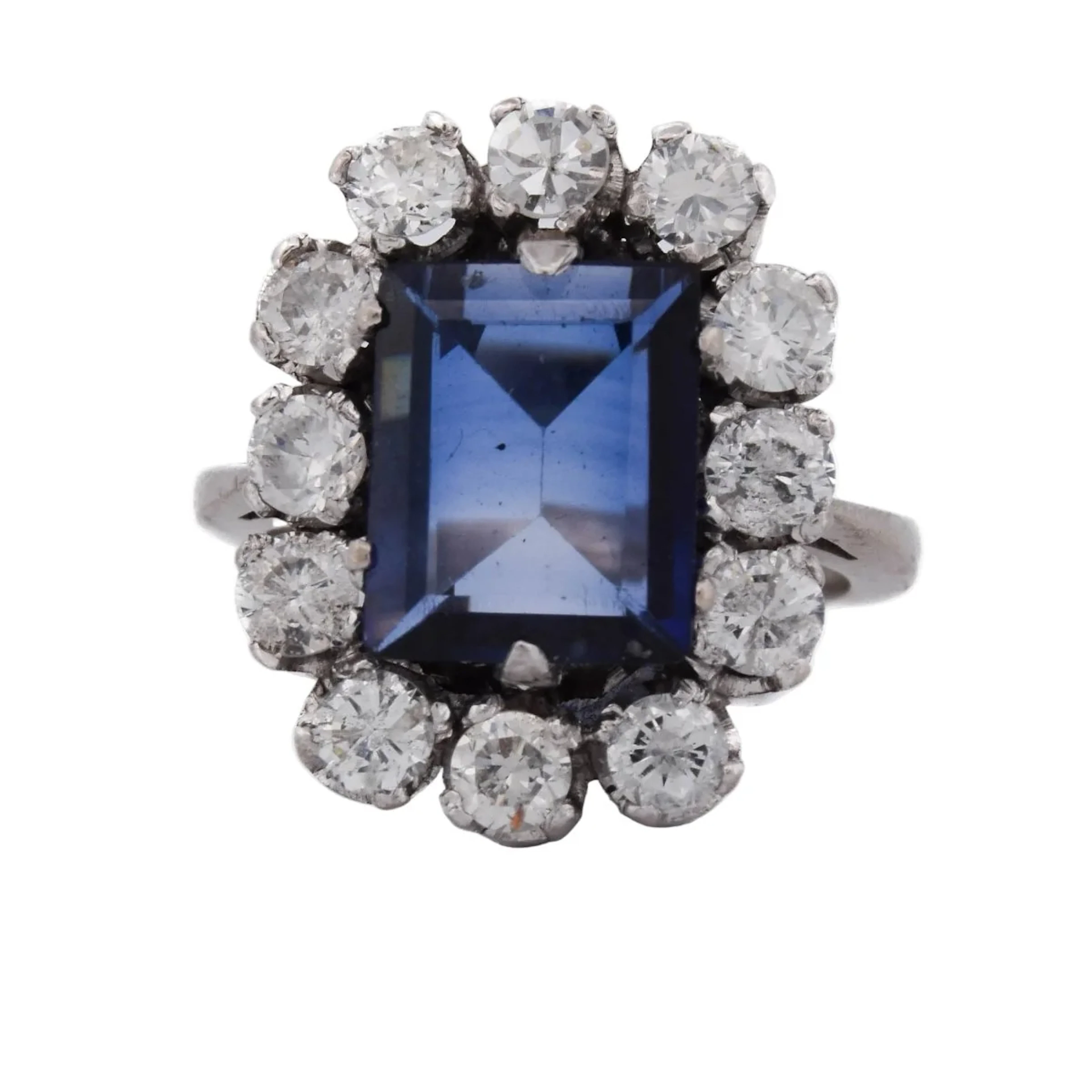 Entourage Ring in white gold, sapphire, and diamonds