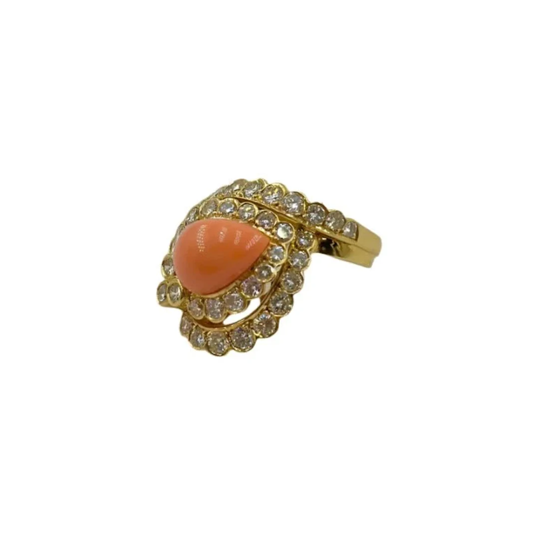 Dome ring in yellow gold, coral and diamonds