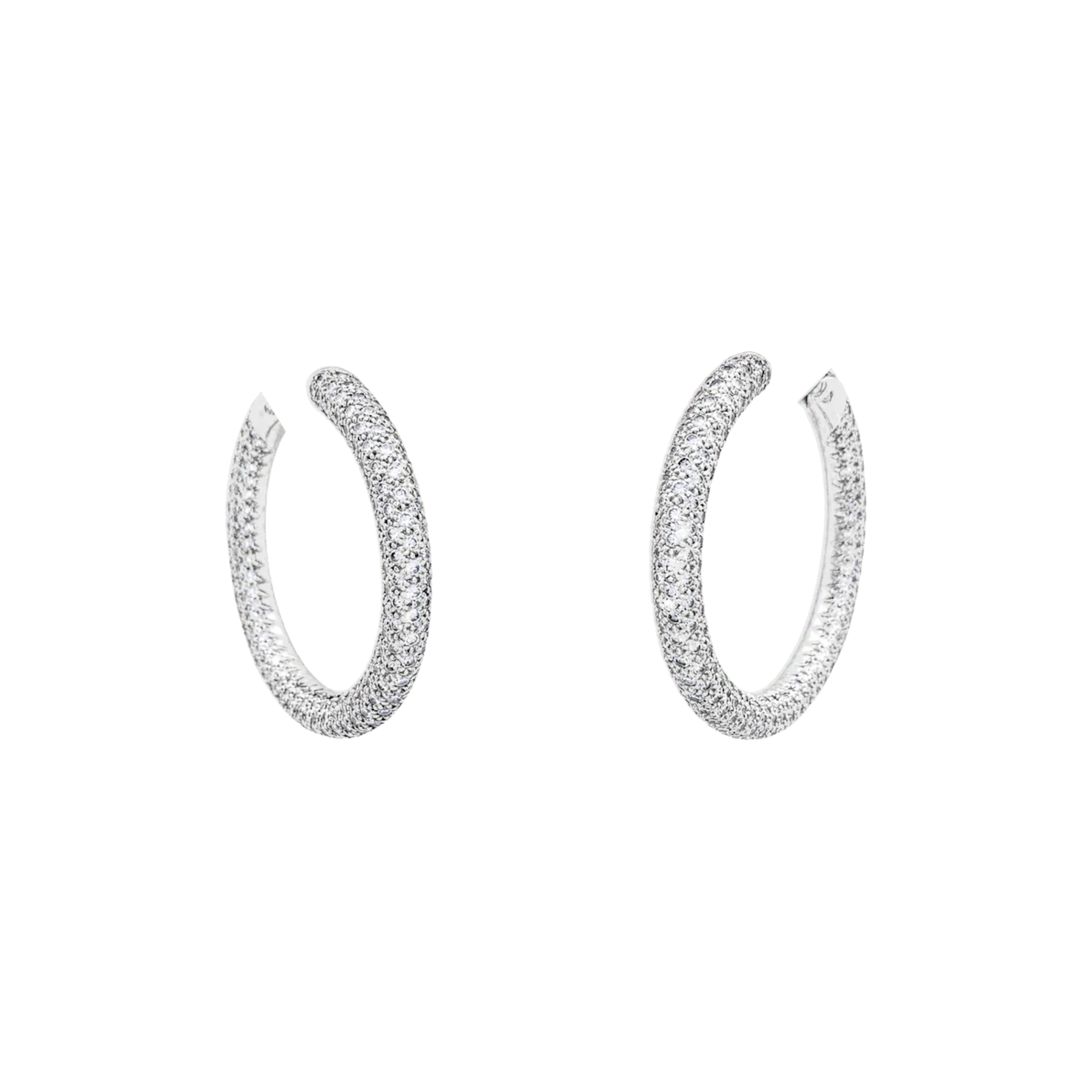 Boucles d'oreilles Créoles CHAUMET "Tube" en or blanc et diamants