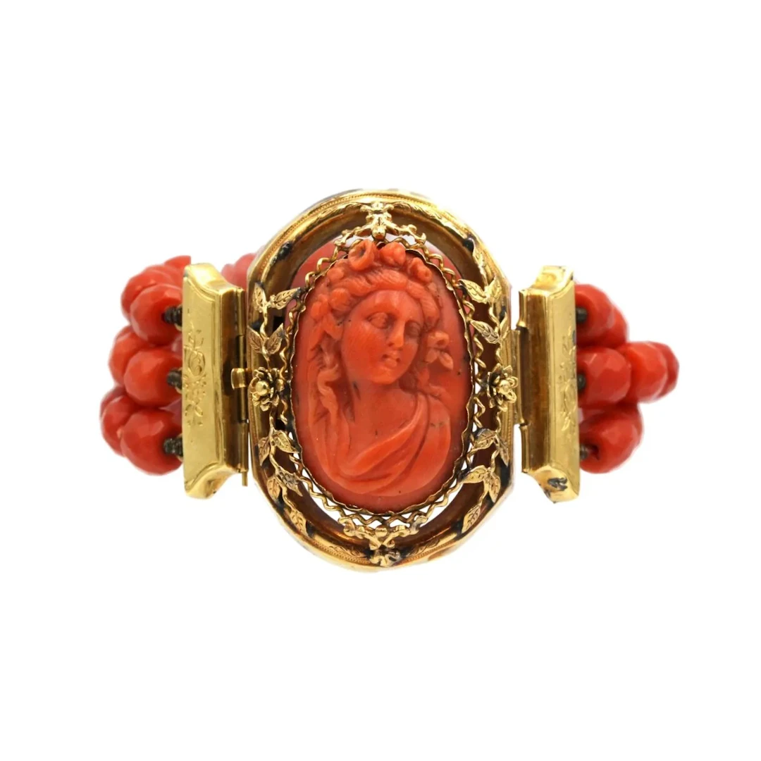 Flexible yellow gold bracelet with a cameo and Coral