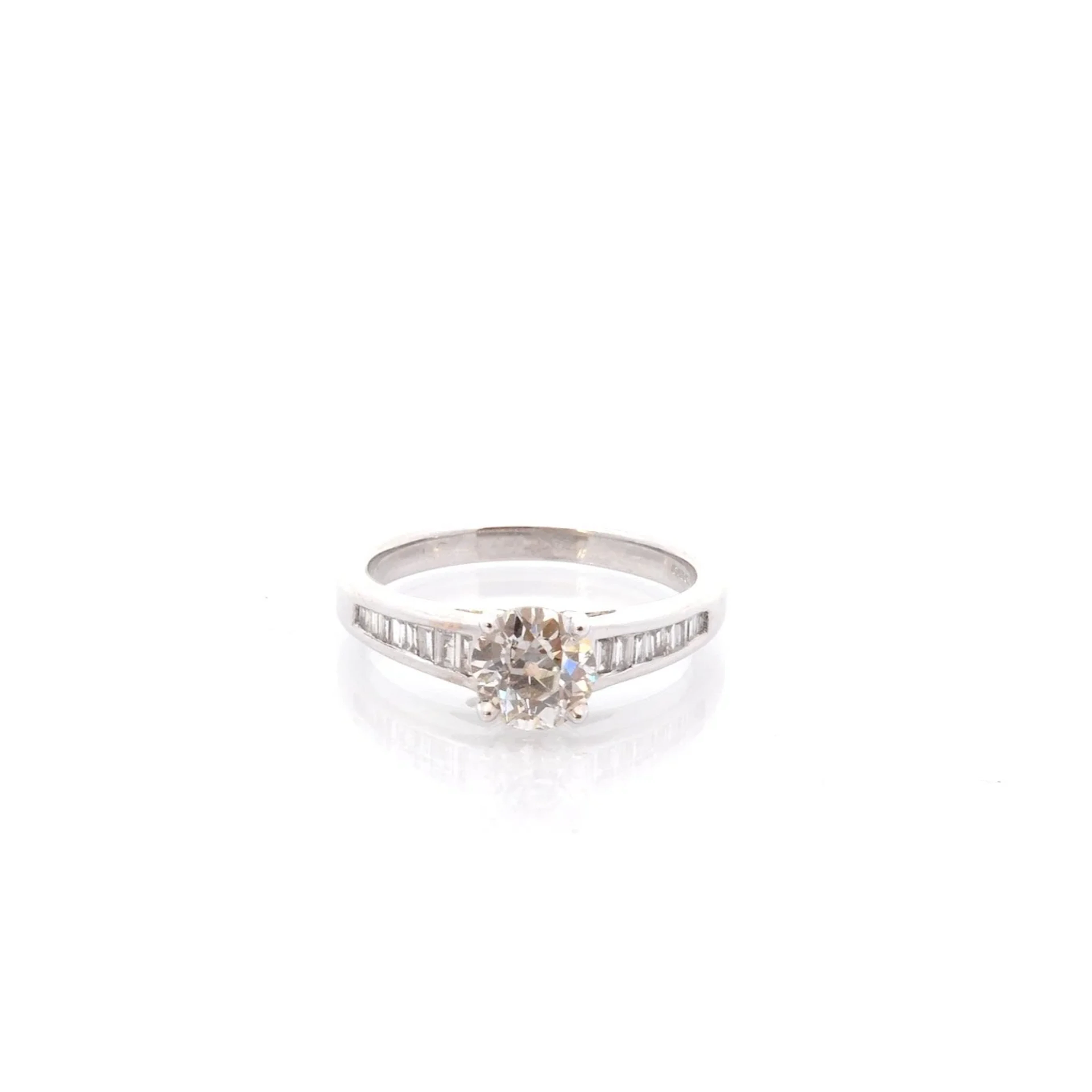 Solitaire ring in white gold and diamonds