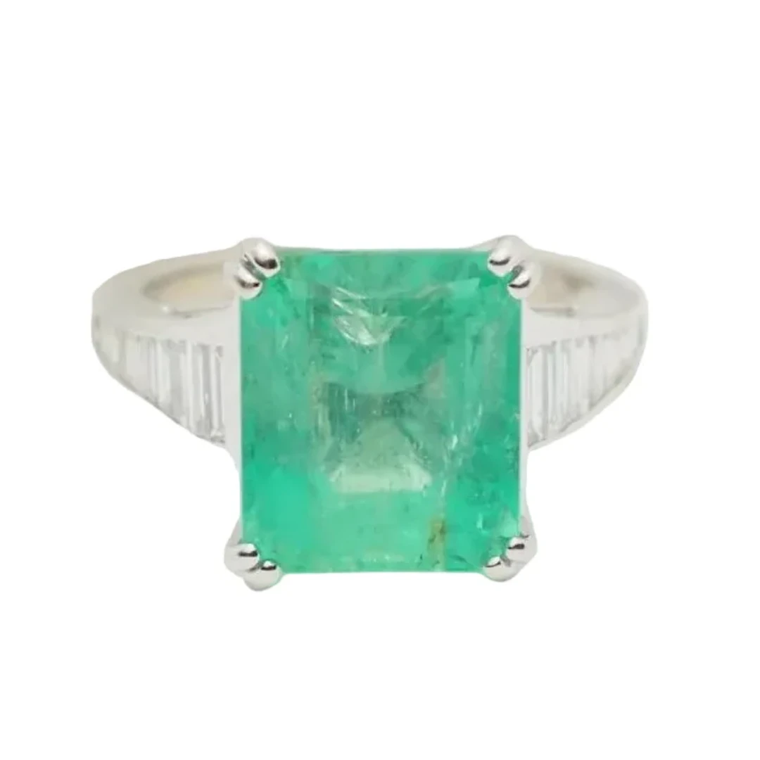 Ring Solitaire in white gold, emerald and diamonds