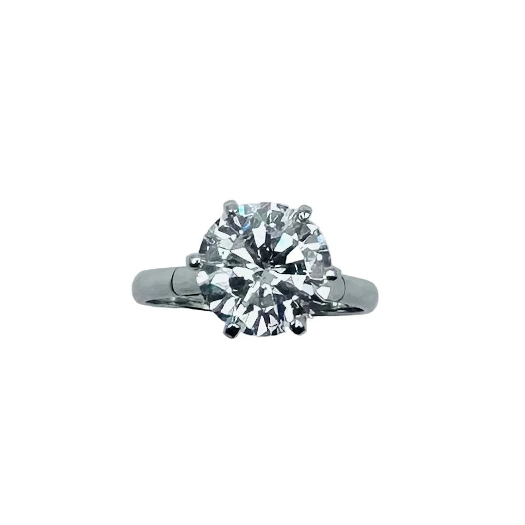 White gold and diamond Solitaire Ring