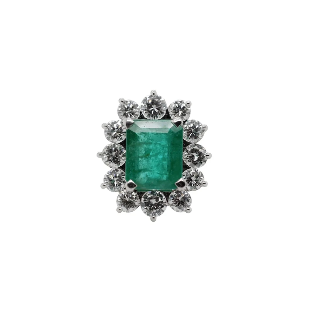Entourage ring in white gold, emerald and diamonds