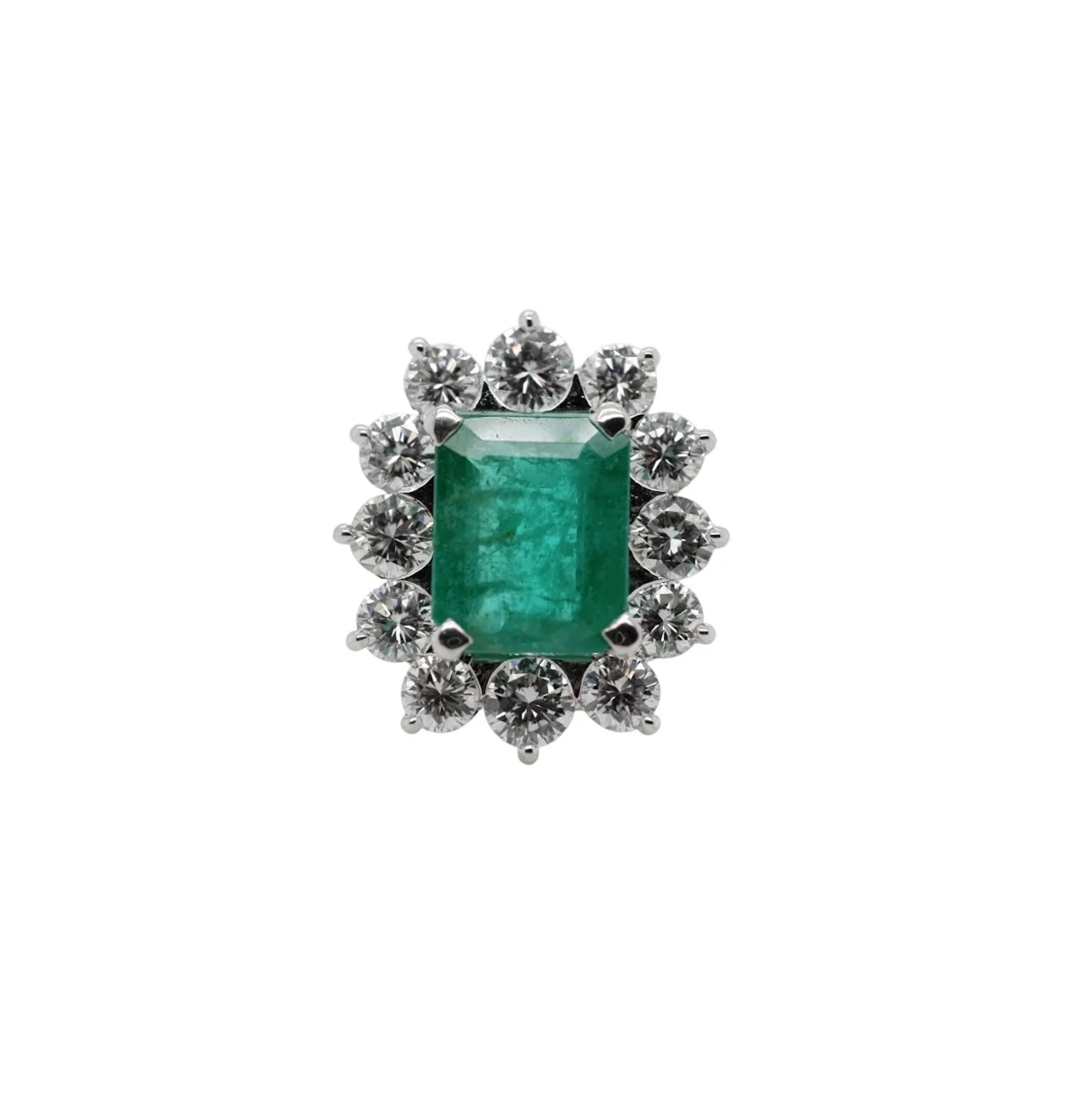 Entourage ring in white gold, emerald and diamonds