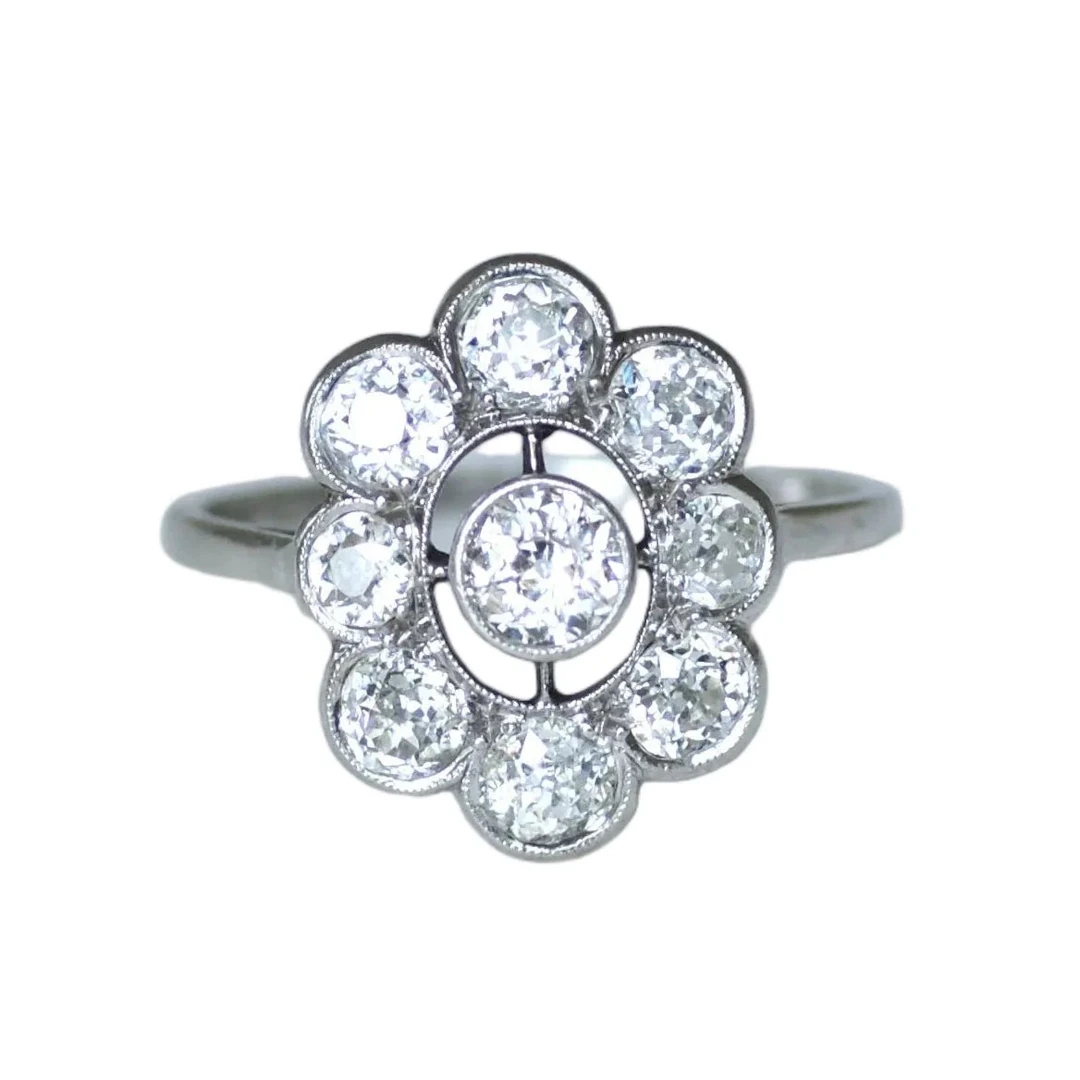 Daisy ring in white gold, platinum and diamonds