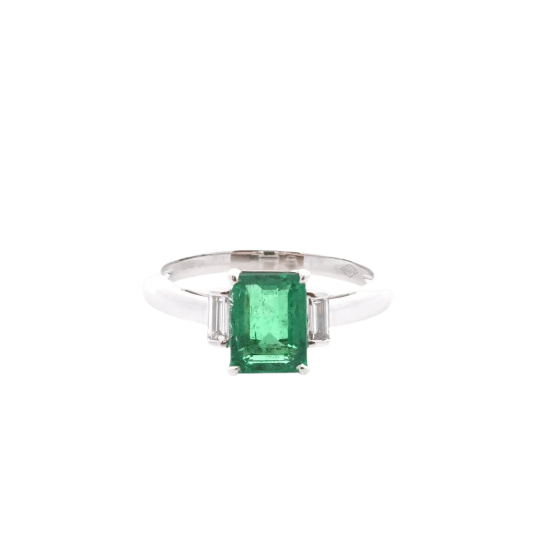 Bague en or blanc, émeraude et diamants