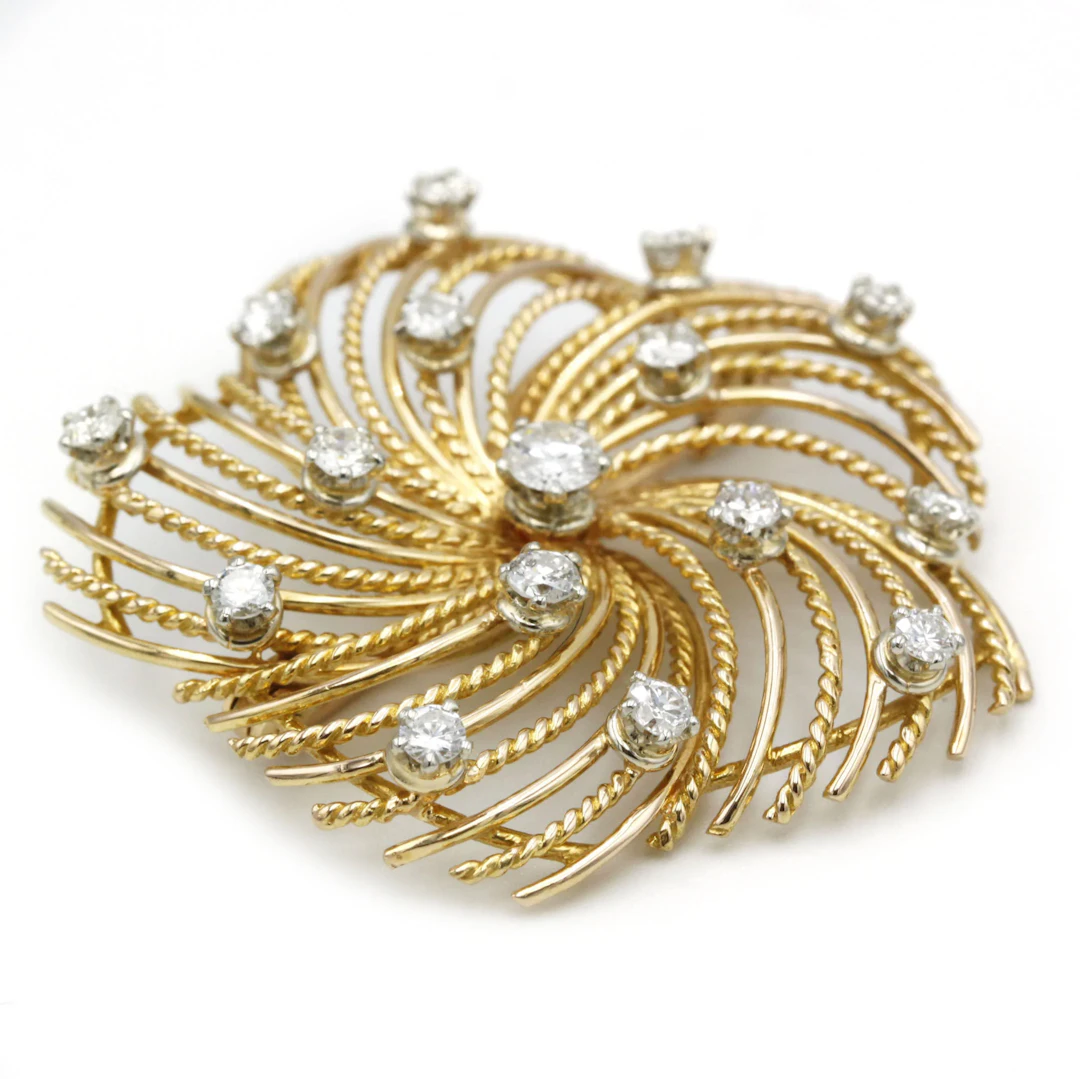 Brooch at yellow gold and diamonds