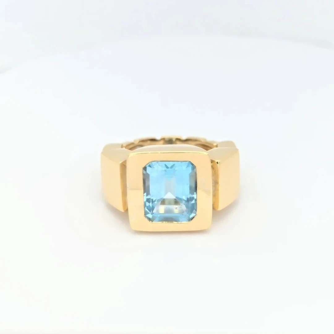 Yellow Gold Ring with Topaz