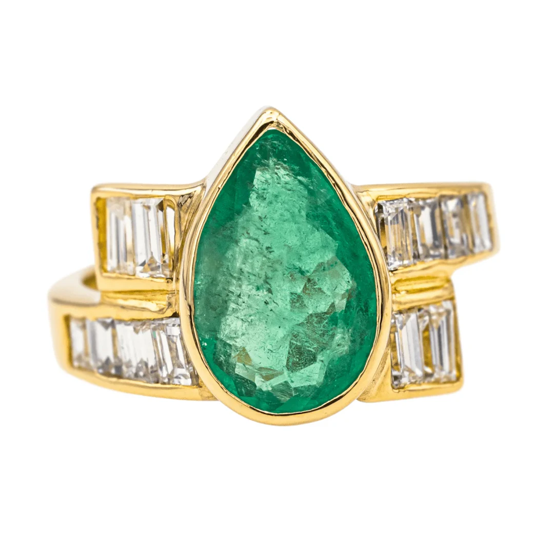 Ring Solitaire in yellow gold 18 carats, emerald and diamonds