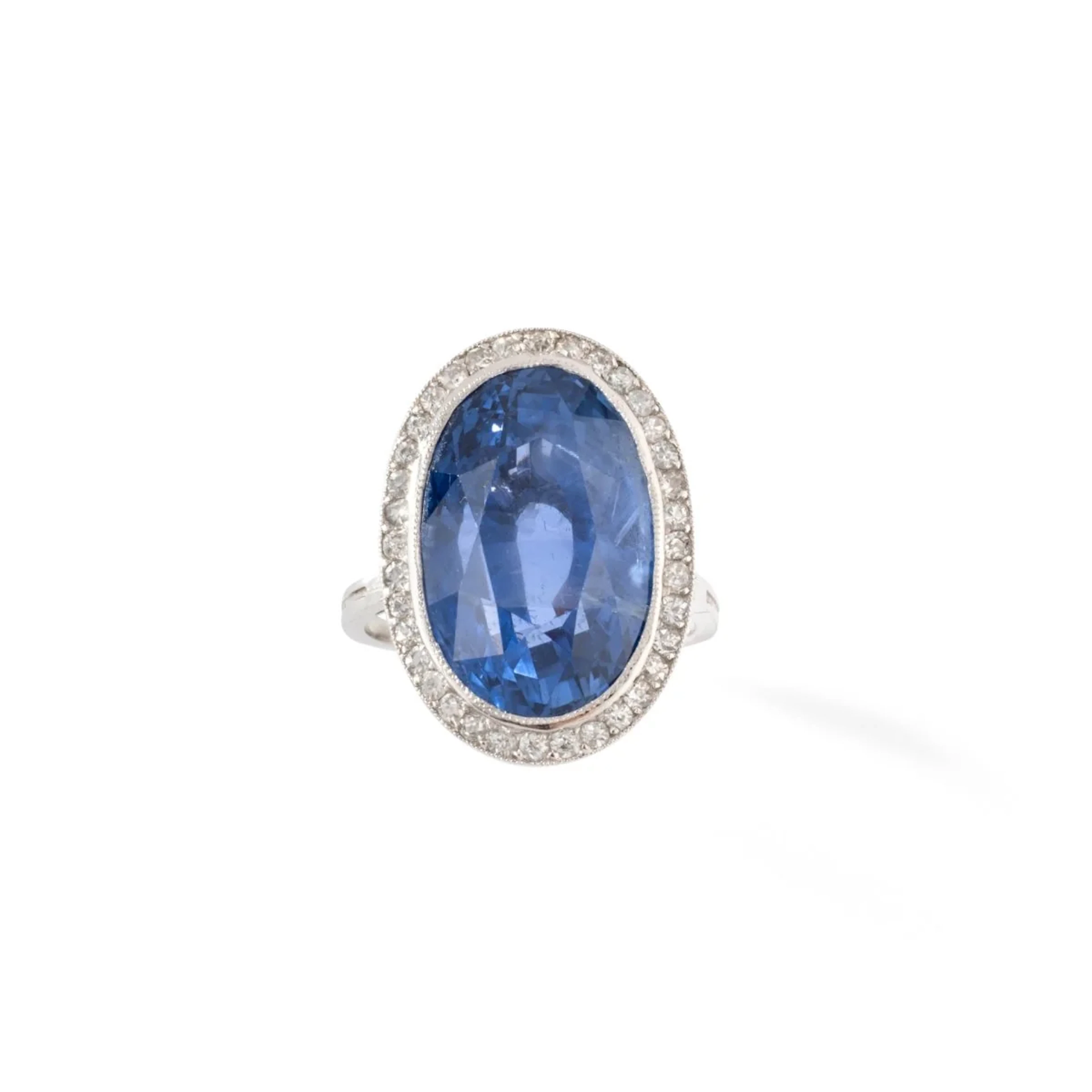 Pompadour ring in platinum, sapphire, and diamonds