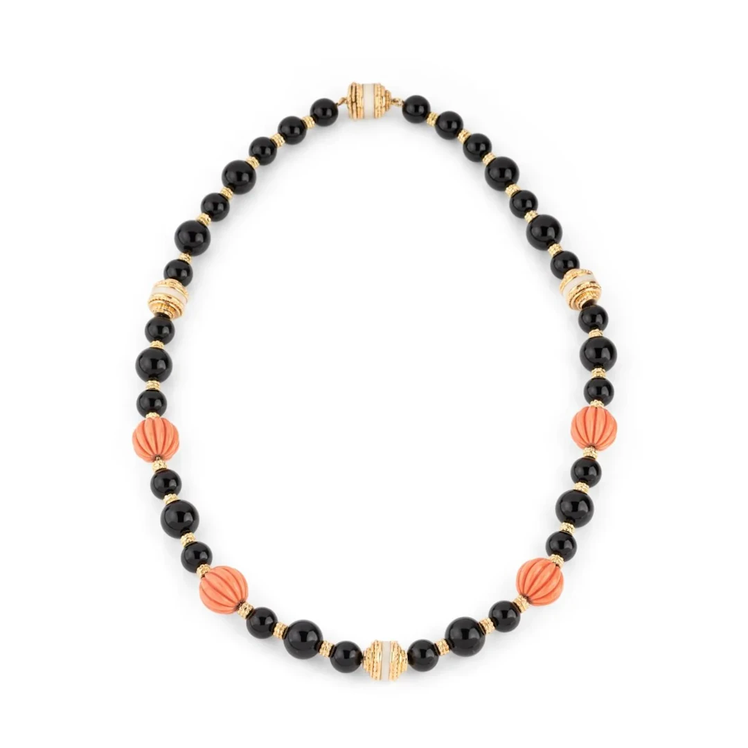 BOUCHERON necklace in yellow gold, onyx and coral