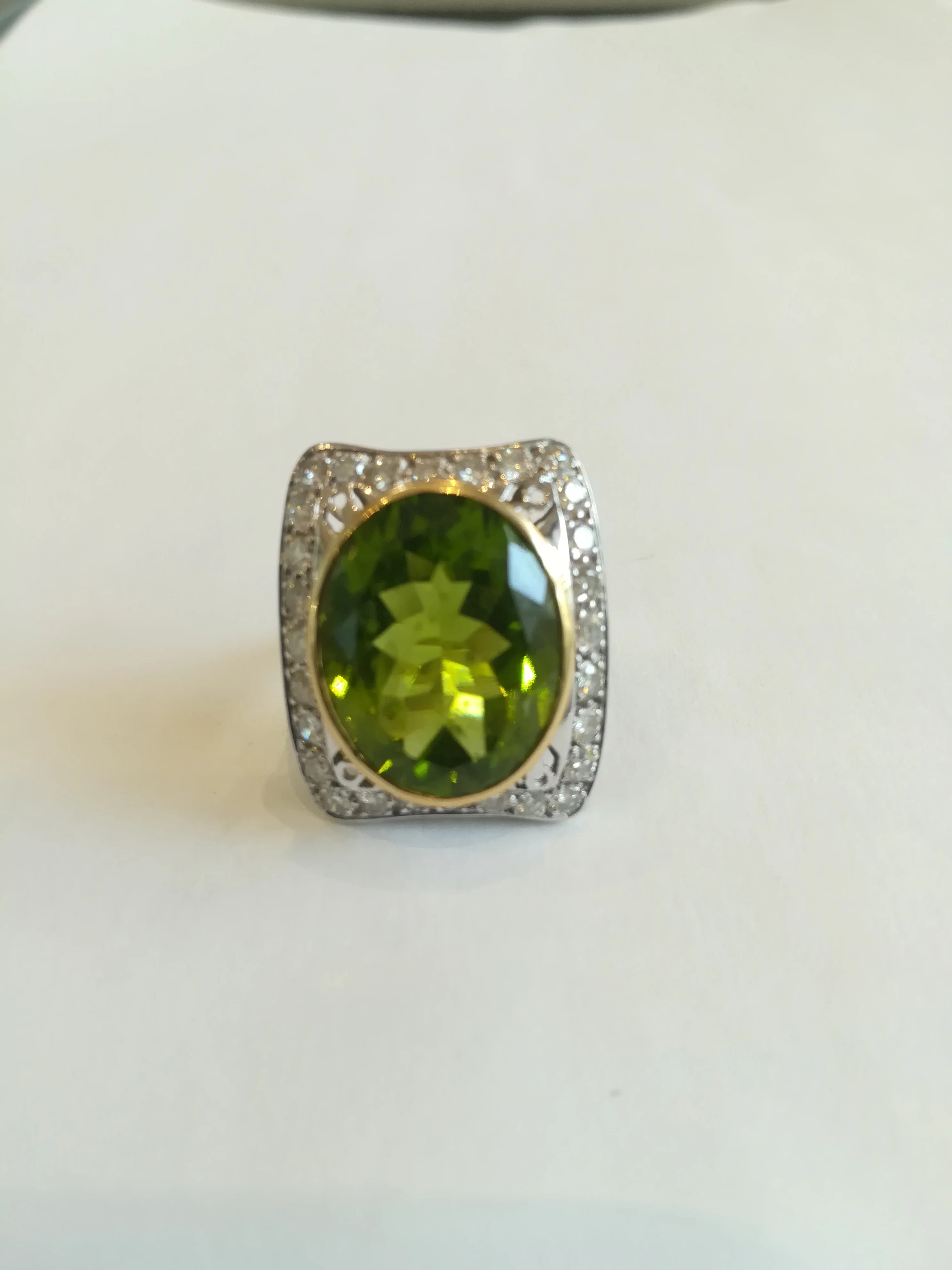Ring in multicolored gold, Peridot, and Diamonds